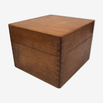 Boîte à fiche en bois clair pour déco rangement trieur de bureau administratif vintage.
