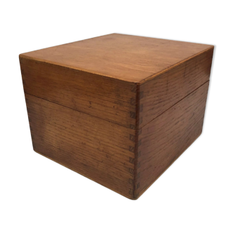 Boîte à fiche en bois clair pour déco rangement trieur de bureau administratif vintage.
