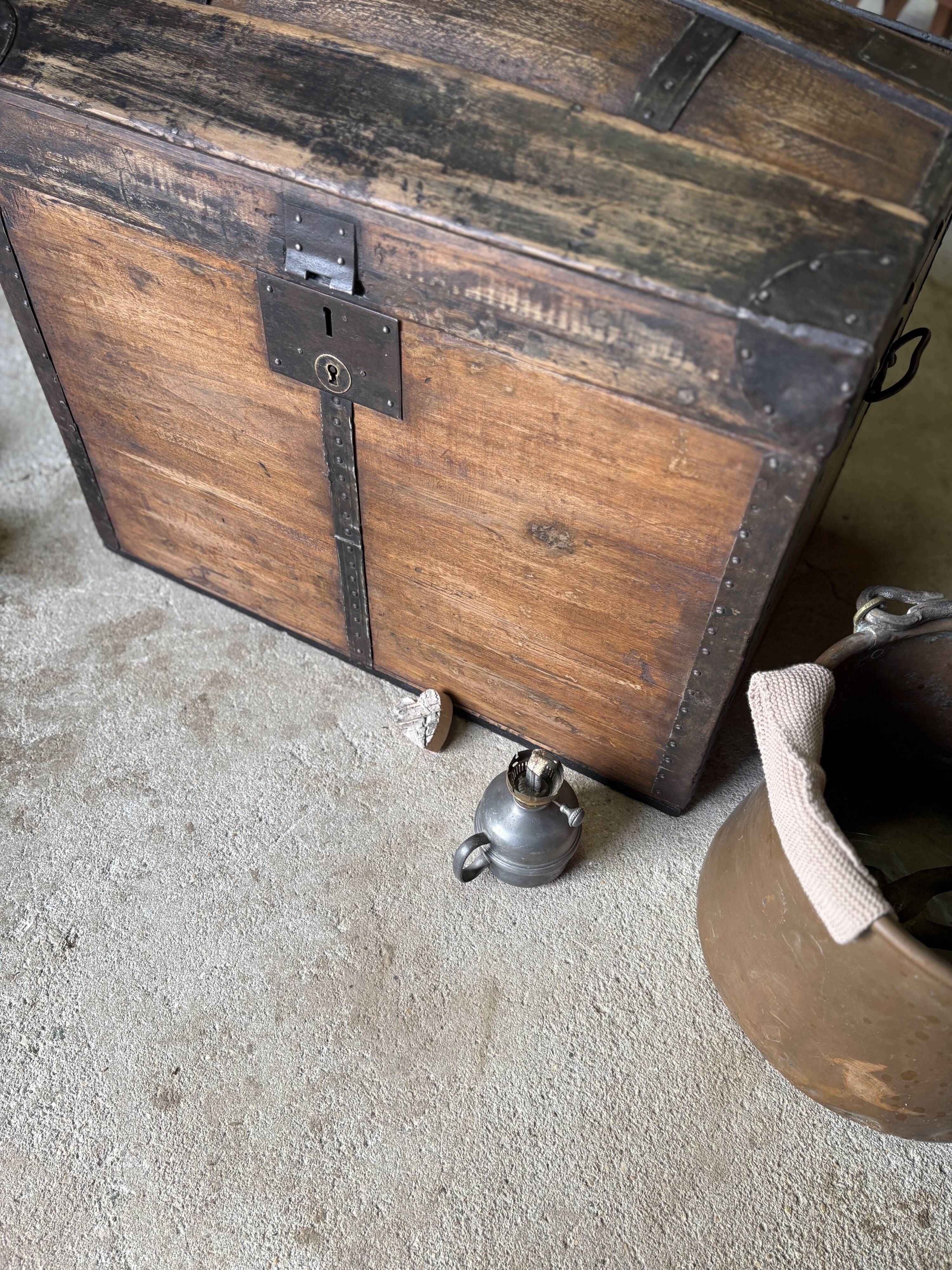 Malle bombée ancienne – rangement & déco vintage