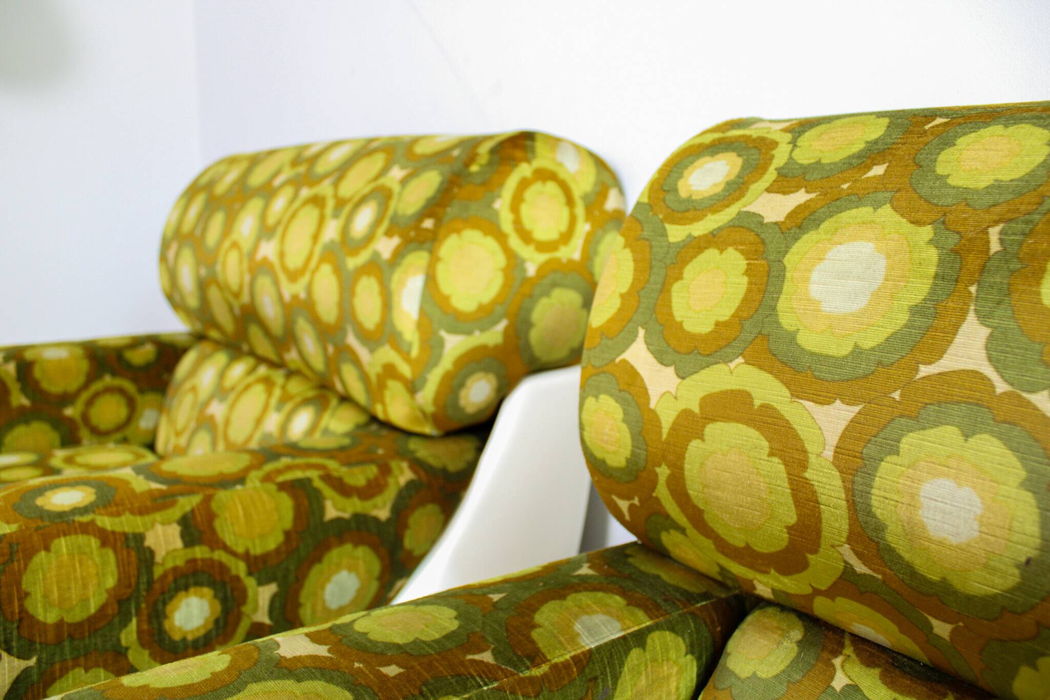 A pair of vintage mid-century modern arm chairs - Italy 1970s