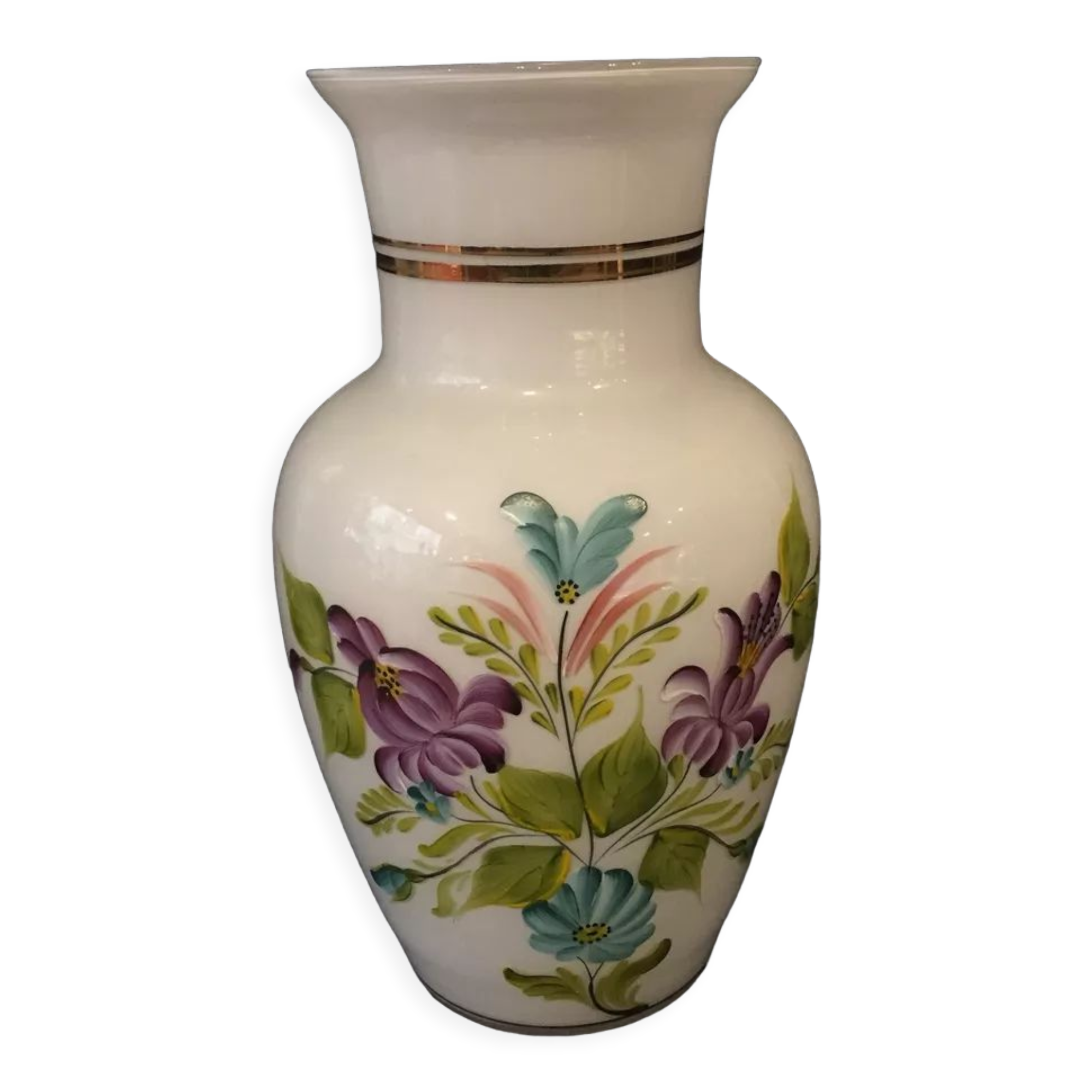 Vase in white opaline floral decoration