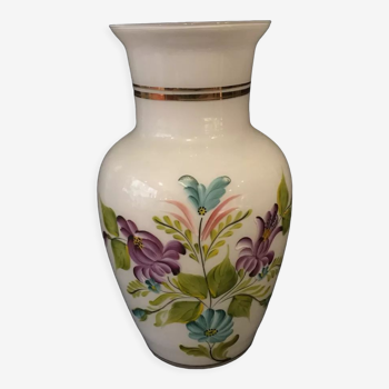 Vase in white opaline floral decoration