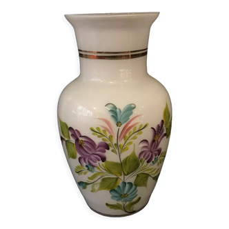 Vase in white opaline floral decoration