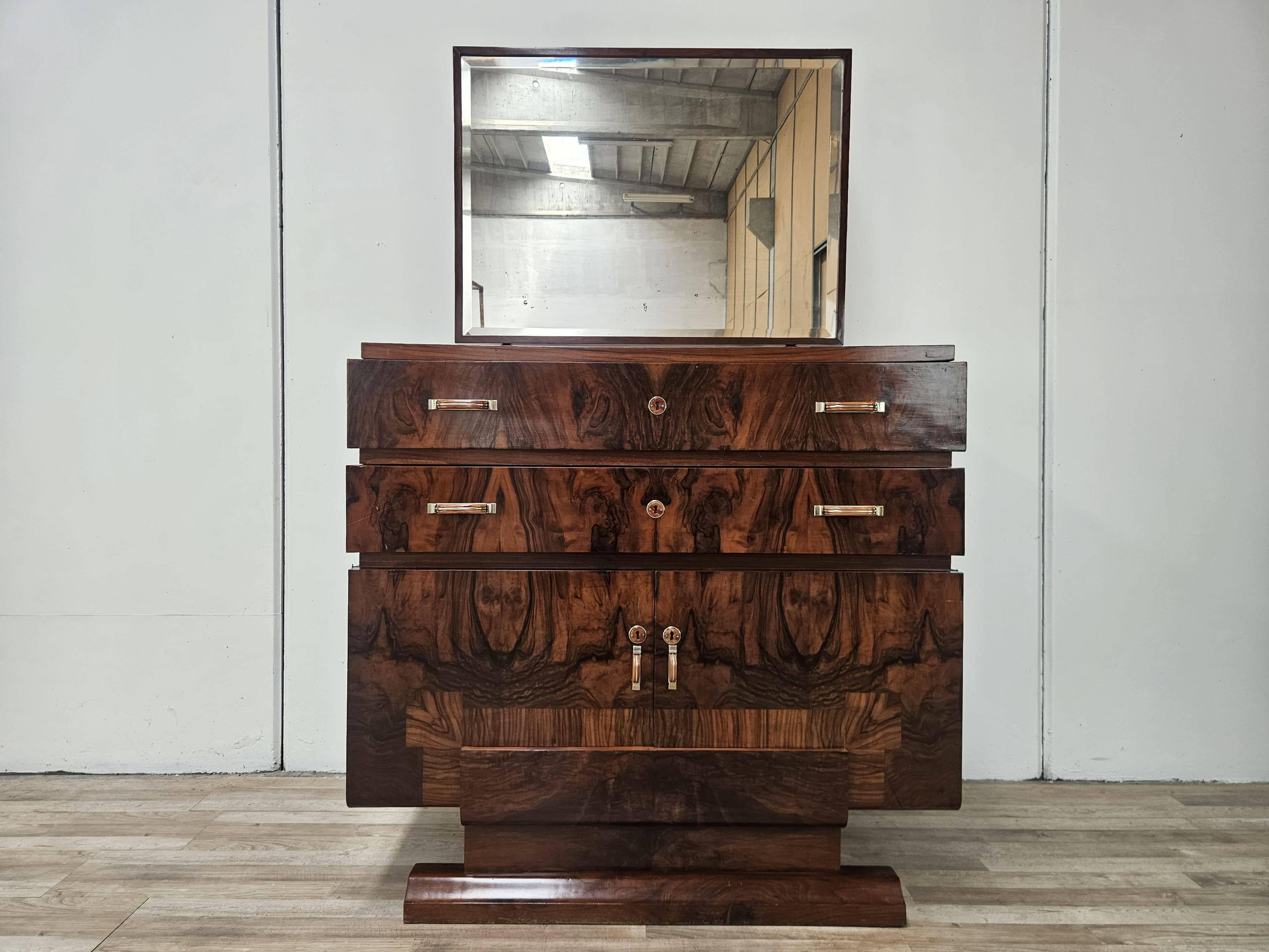 Exclusive 1940s Art Decò sideboard in walnut burl with mirror