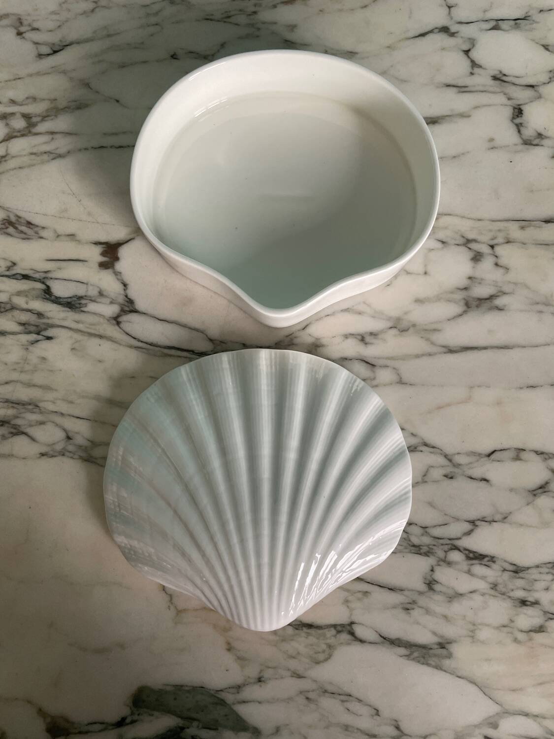 Heinrich white porcelain shell box