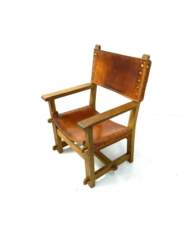 Chaise de château brutaliste ancienne faite à la main en chêne et cuir cognac, années 1920.
