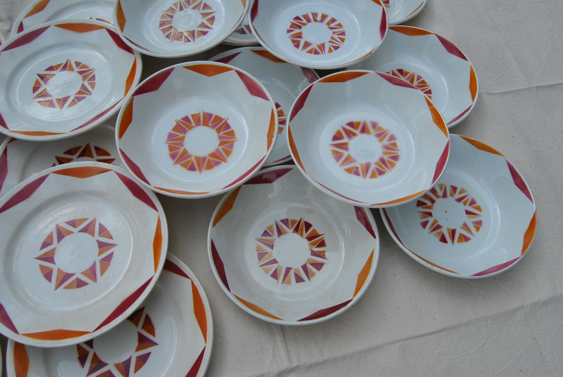 Series of 20 modernist plates Faïencerie de Castres
