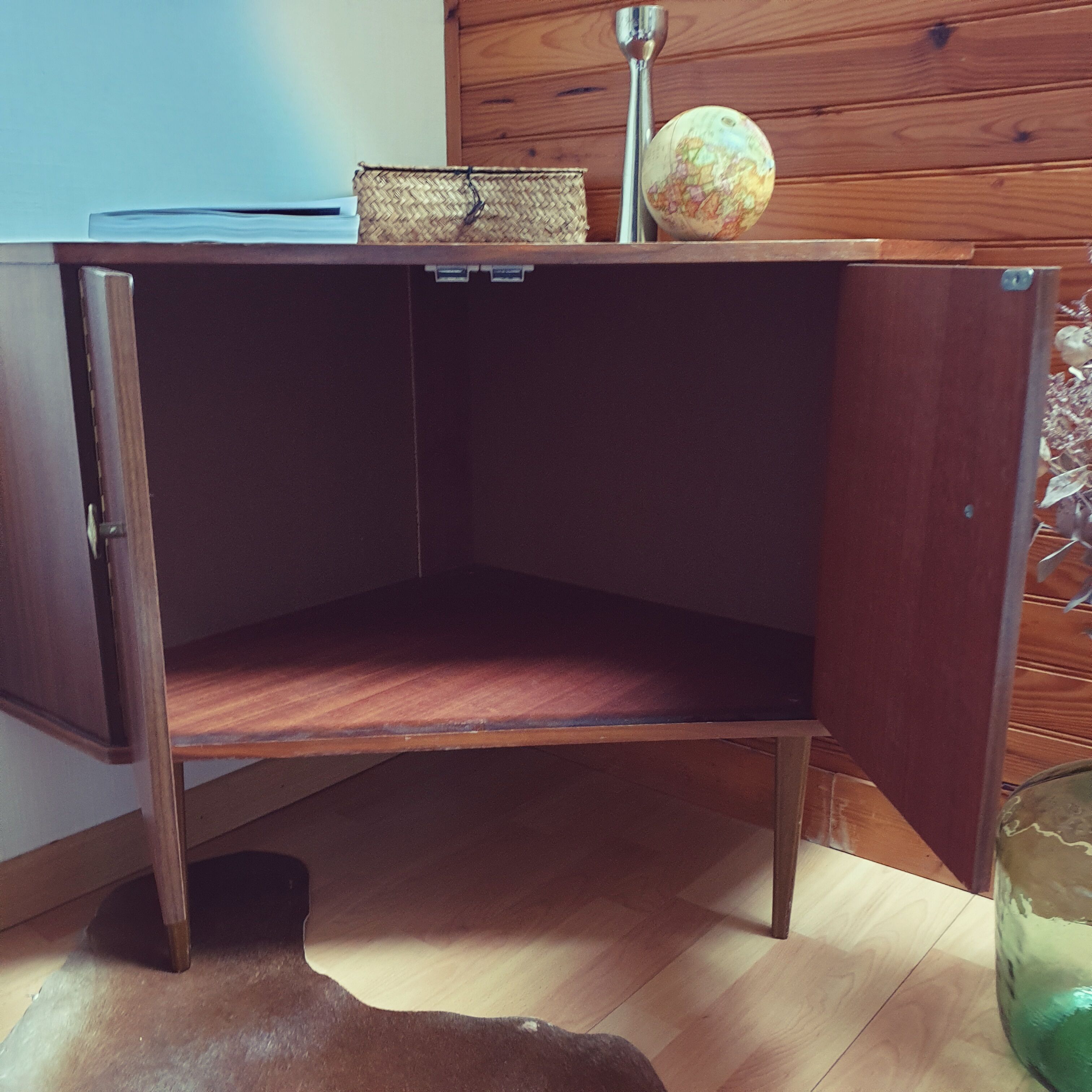 Corner cabinet