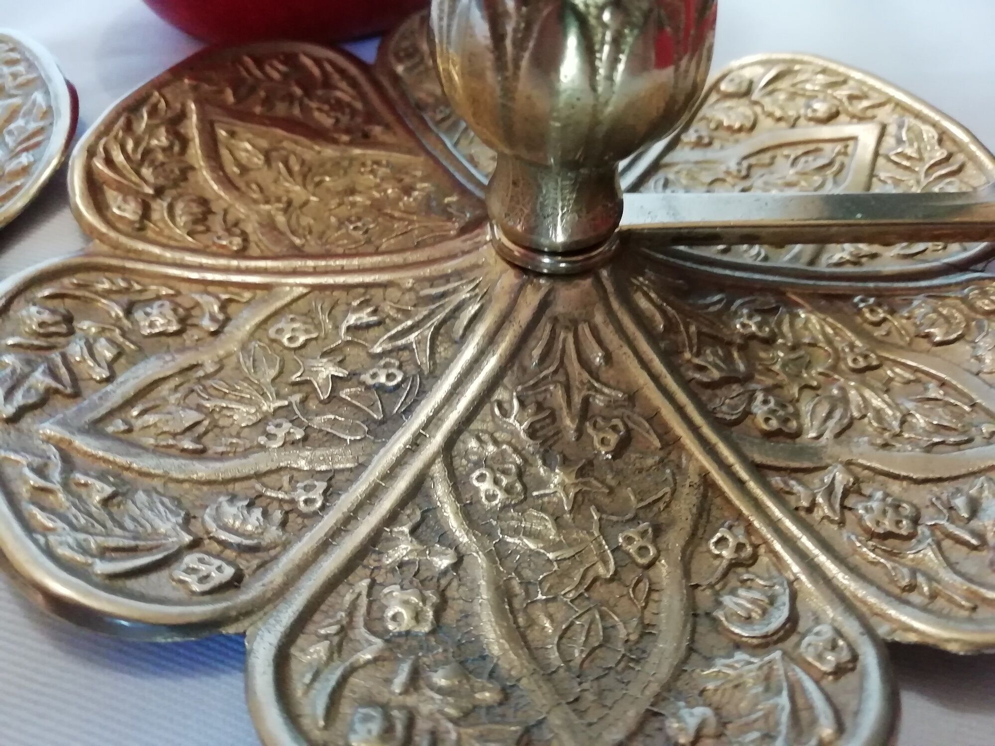 Pair of finely chiseled gilded bronze cellar rat with floral decoration, 19th