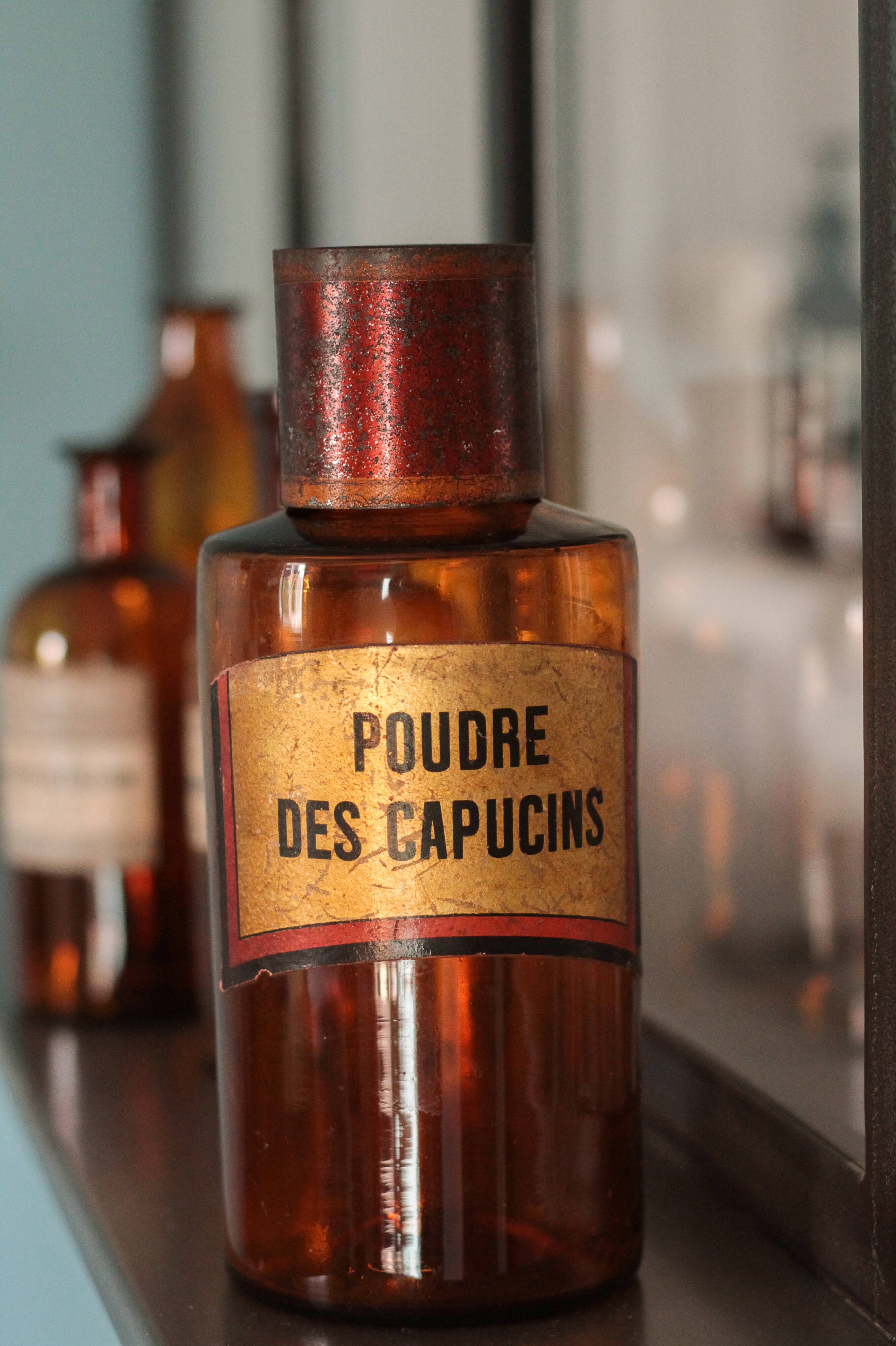 Pharmacy bottle "Poudre des capucins"