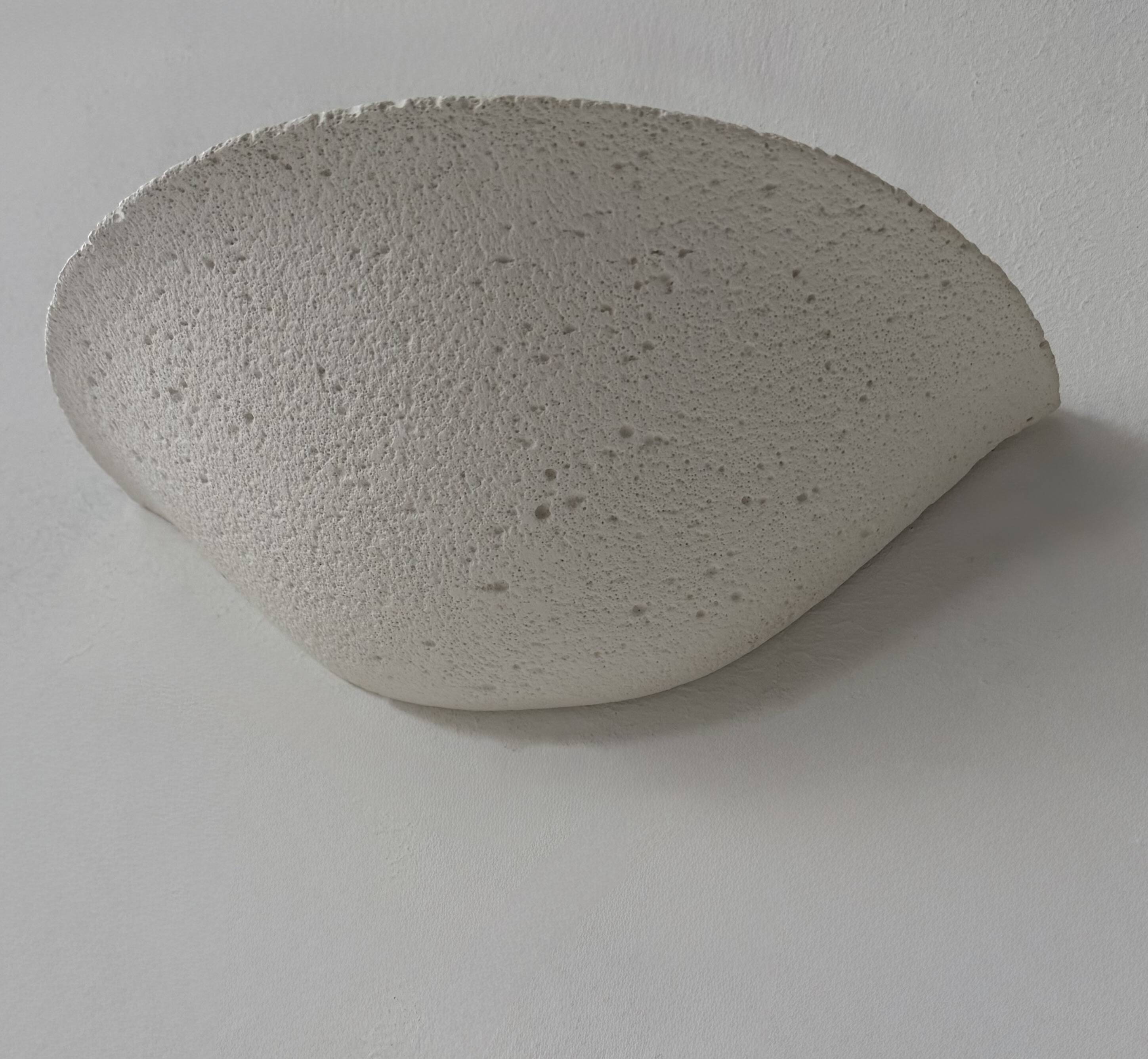 Paire d’applique vintage, plâtre blanc mat façon pierre, France, 1970