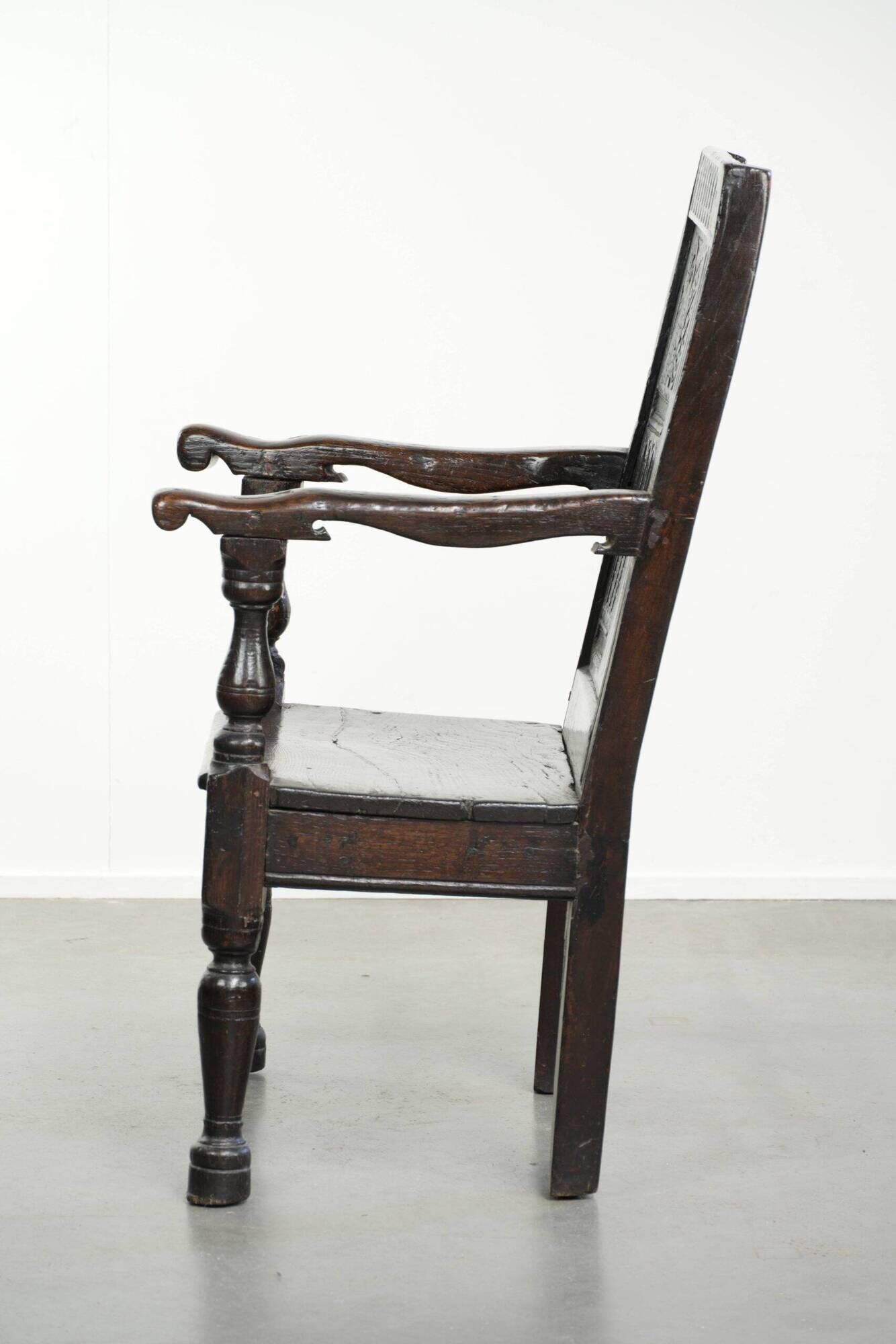 Antique English oak chair / wainscot chair from the 17th century