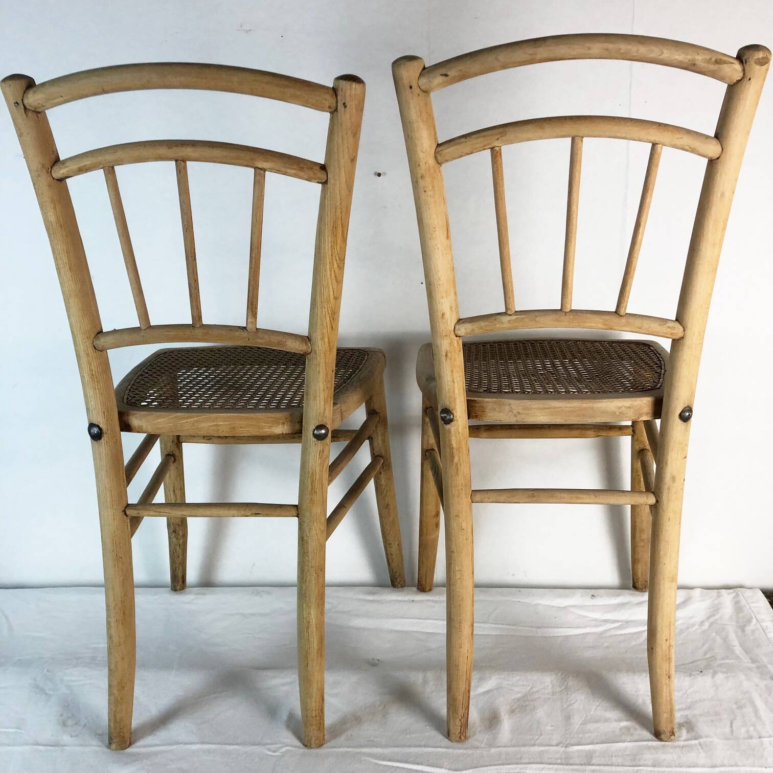 Paire de chaises cannées en bois clair