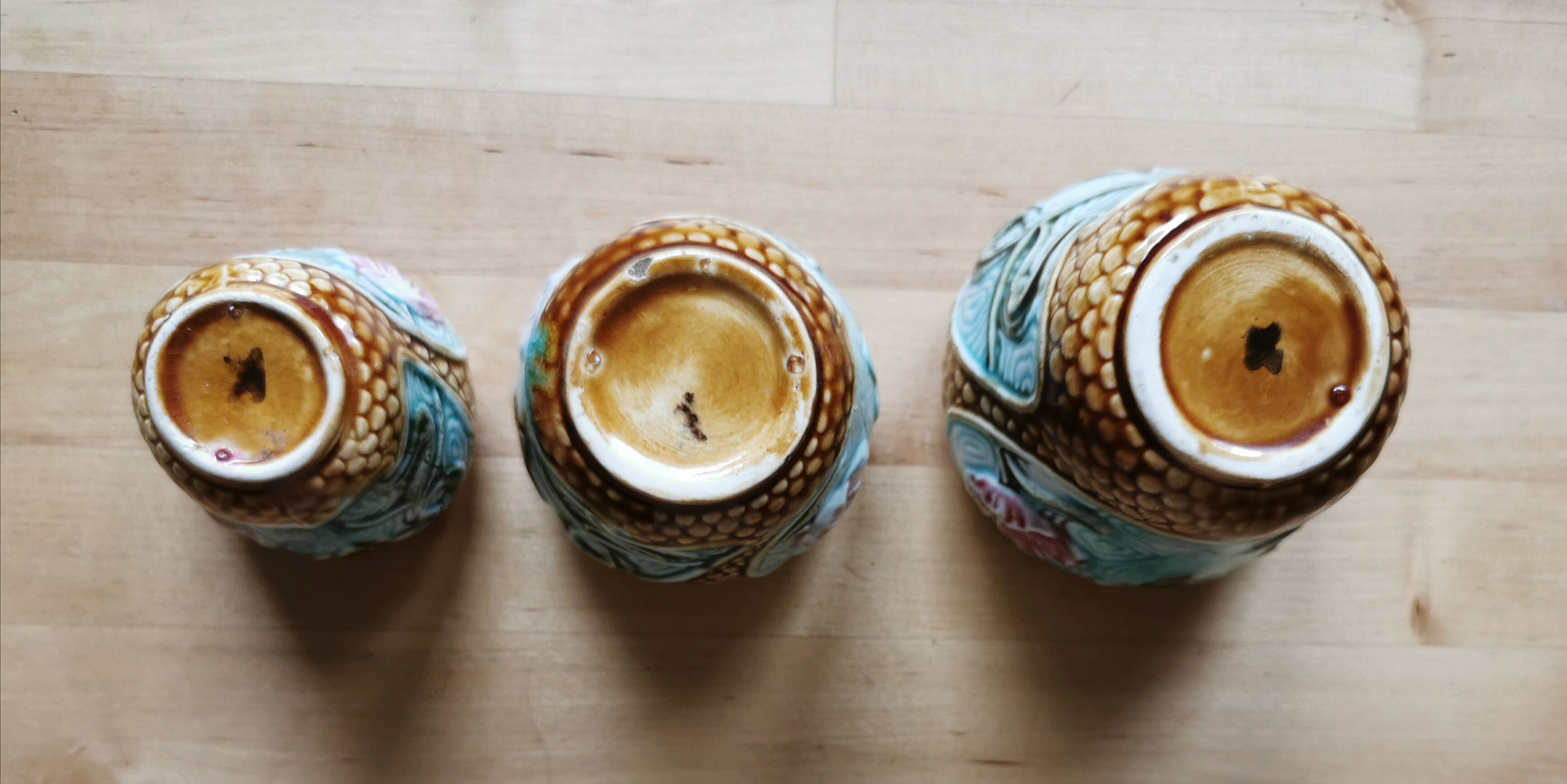 Vases plants in ancient dabbling