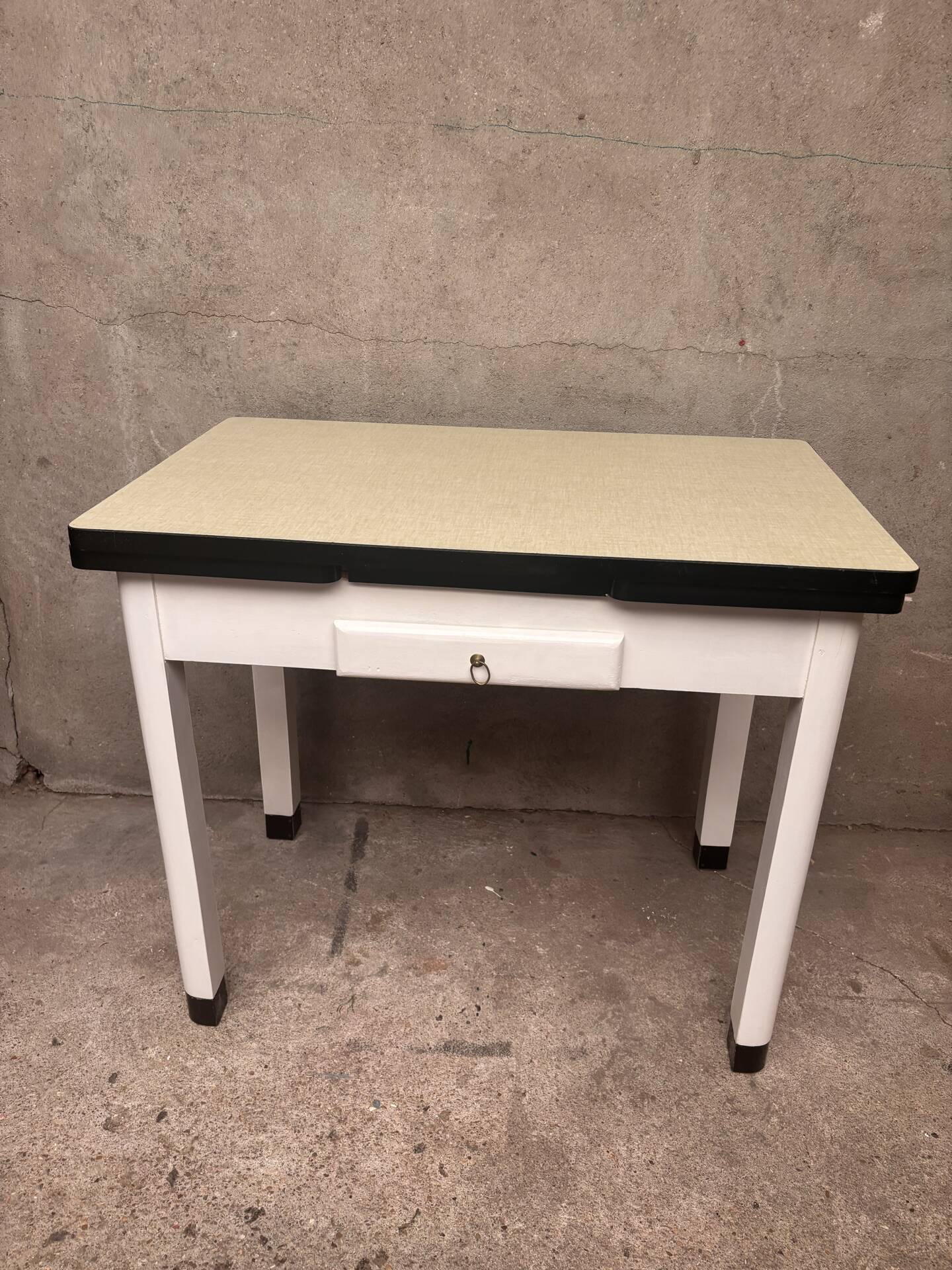Extensible Formica table