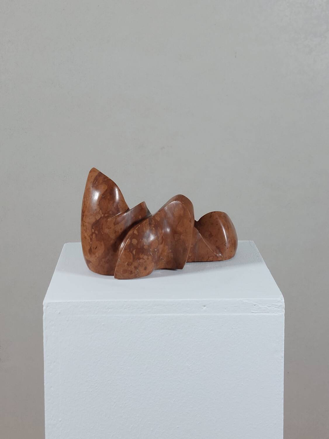 Sculpture en marbre artisanale de forme organique vintage