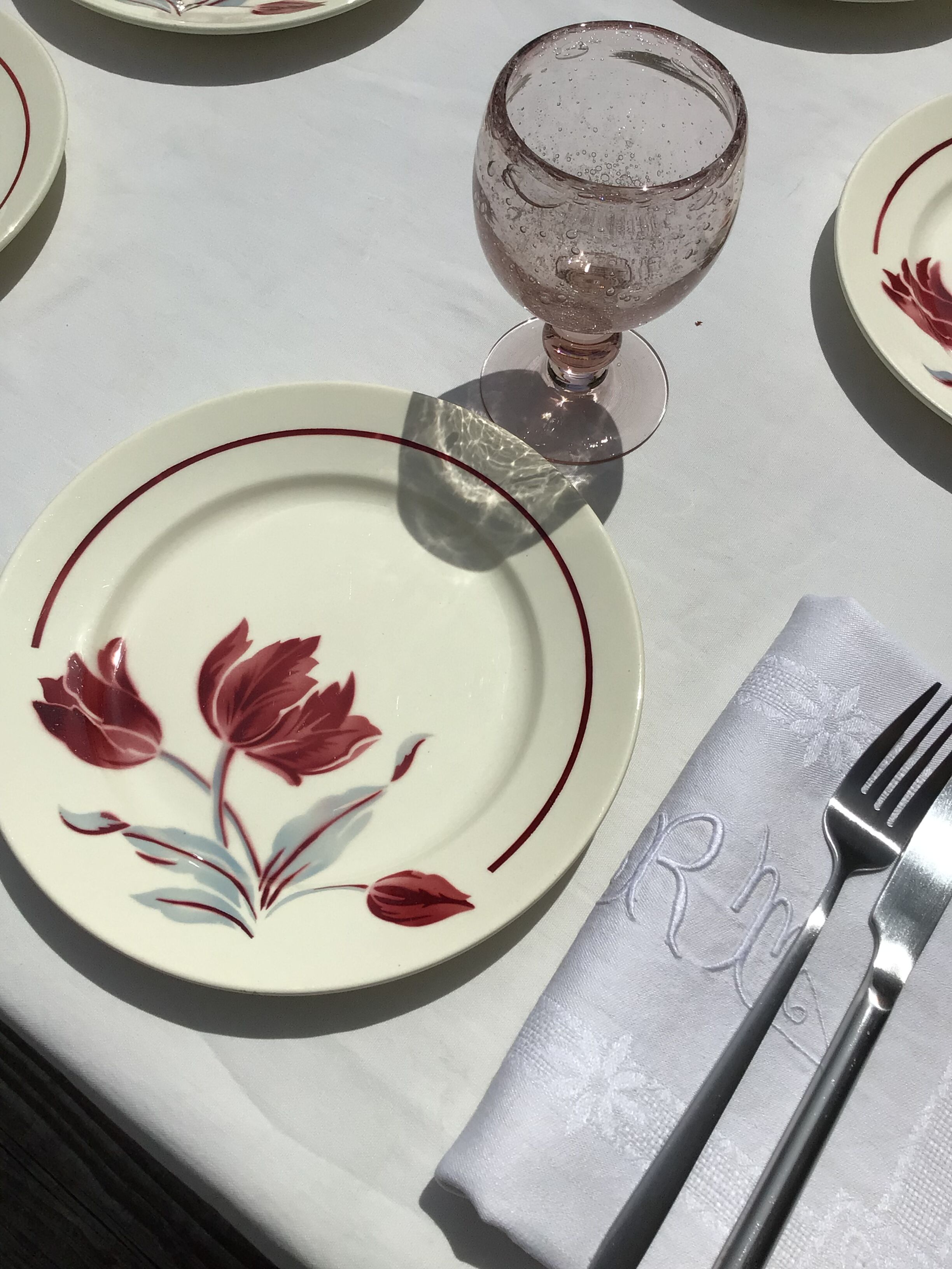 10 assiettes plates Badonviller modèle Juliette  tulipes bordeaux