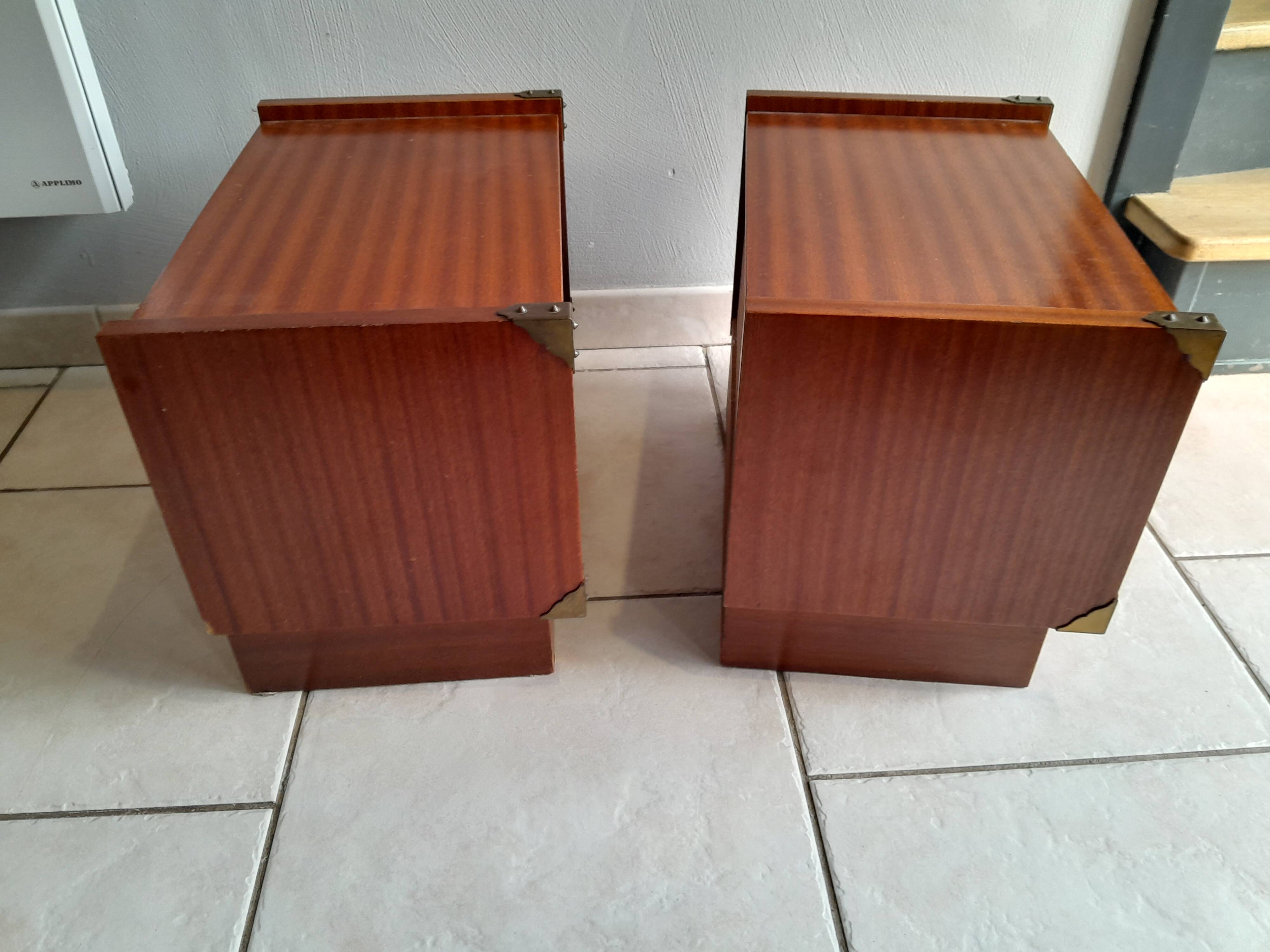 Paire de chevets années 70, modèle bateau