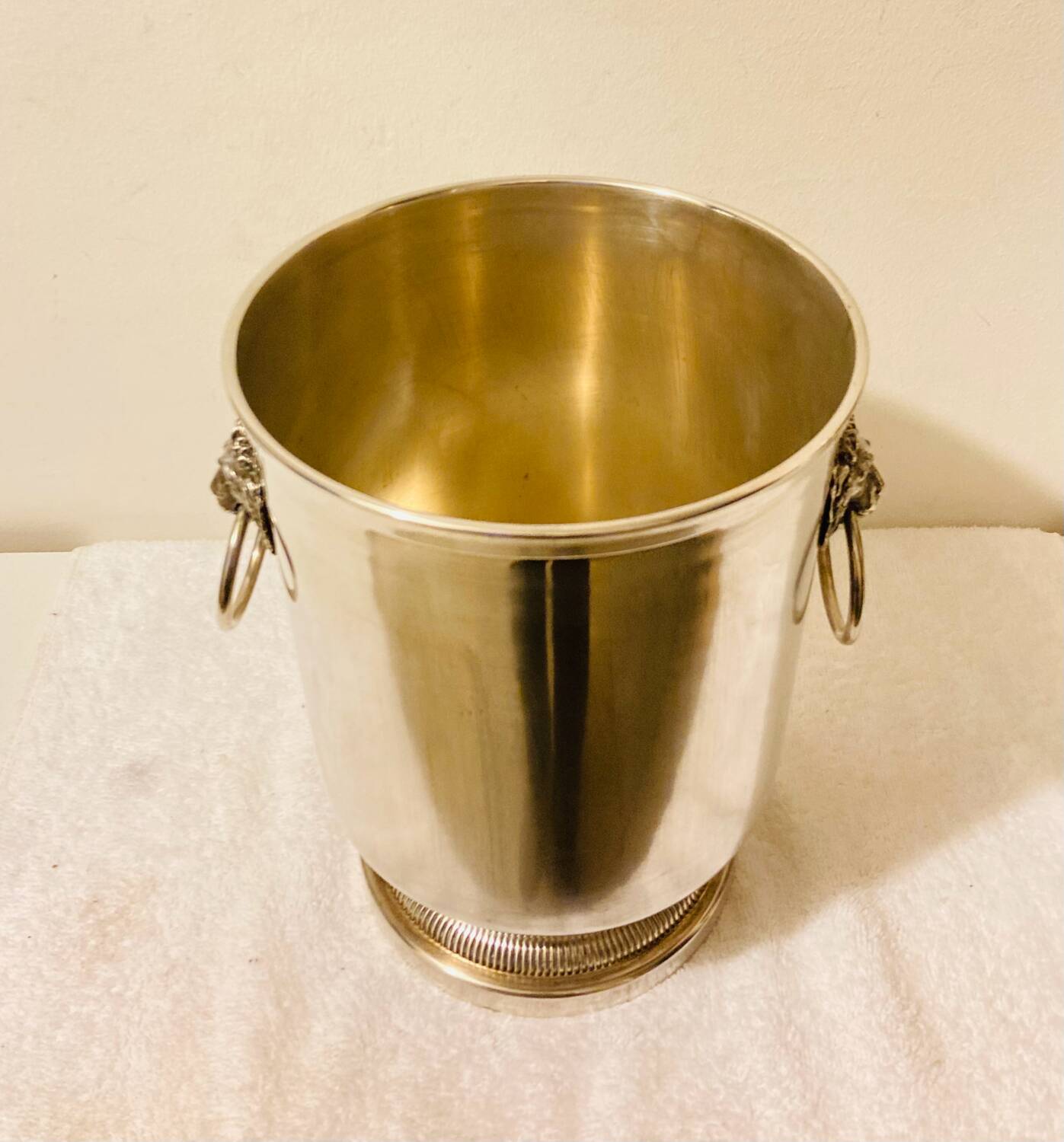 Silver-plated champagne bucket with lion heads from the 20th century, stamped.