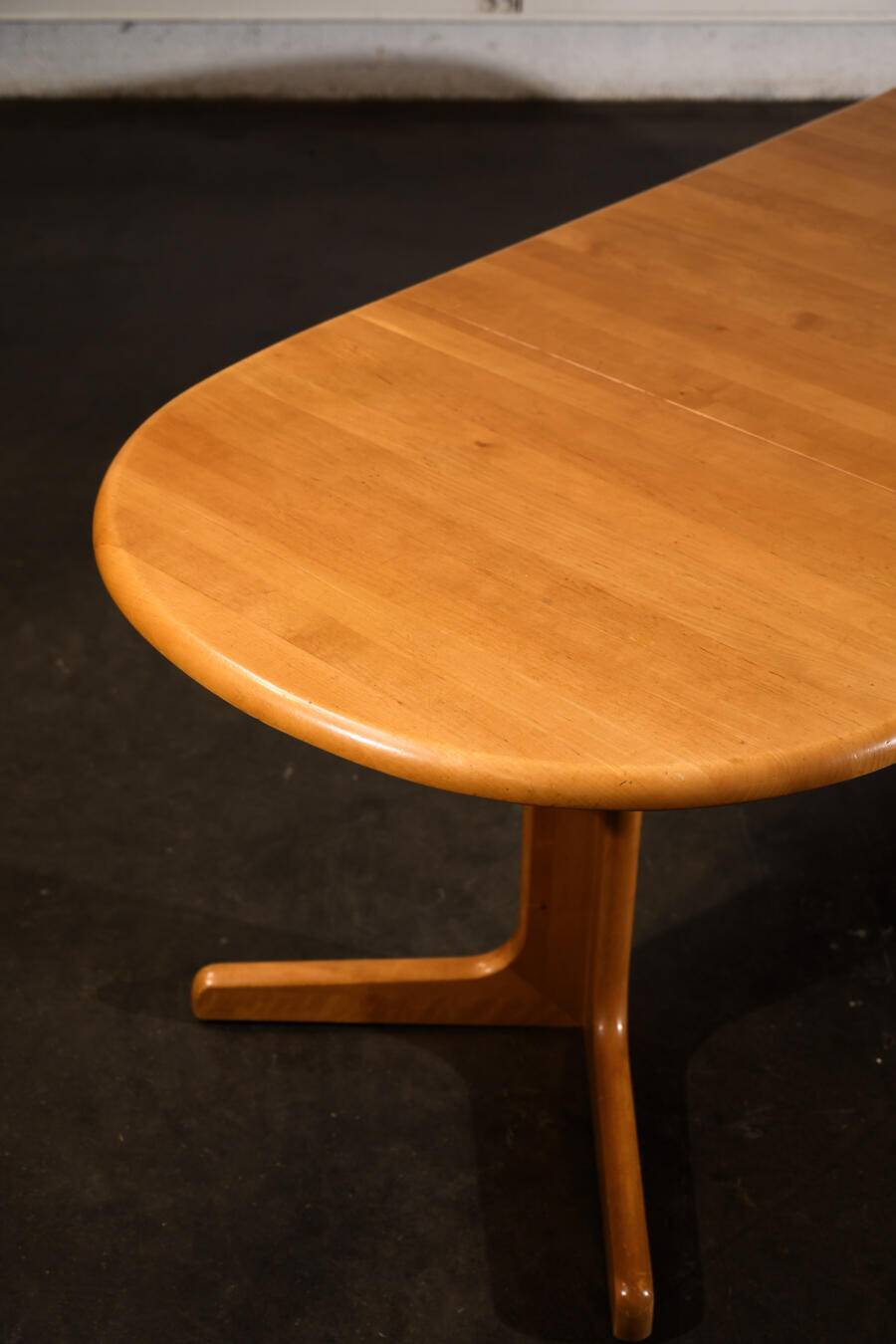 Oval dining table with 2 extensions.