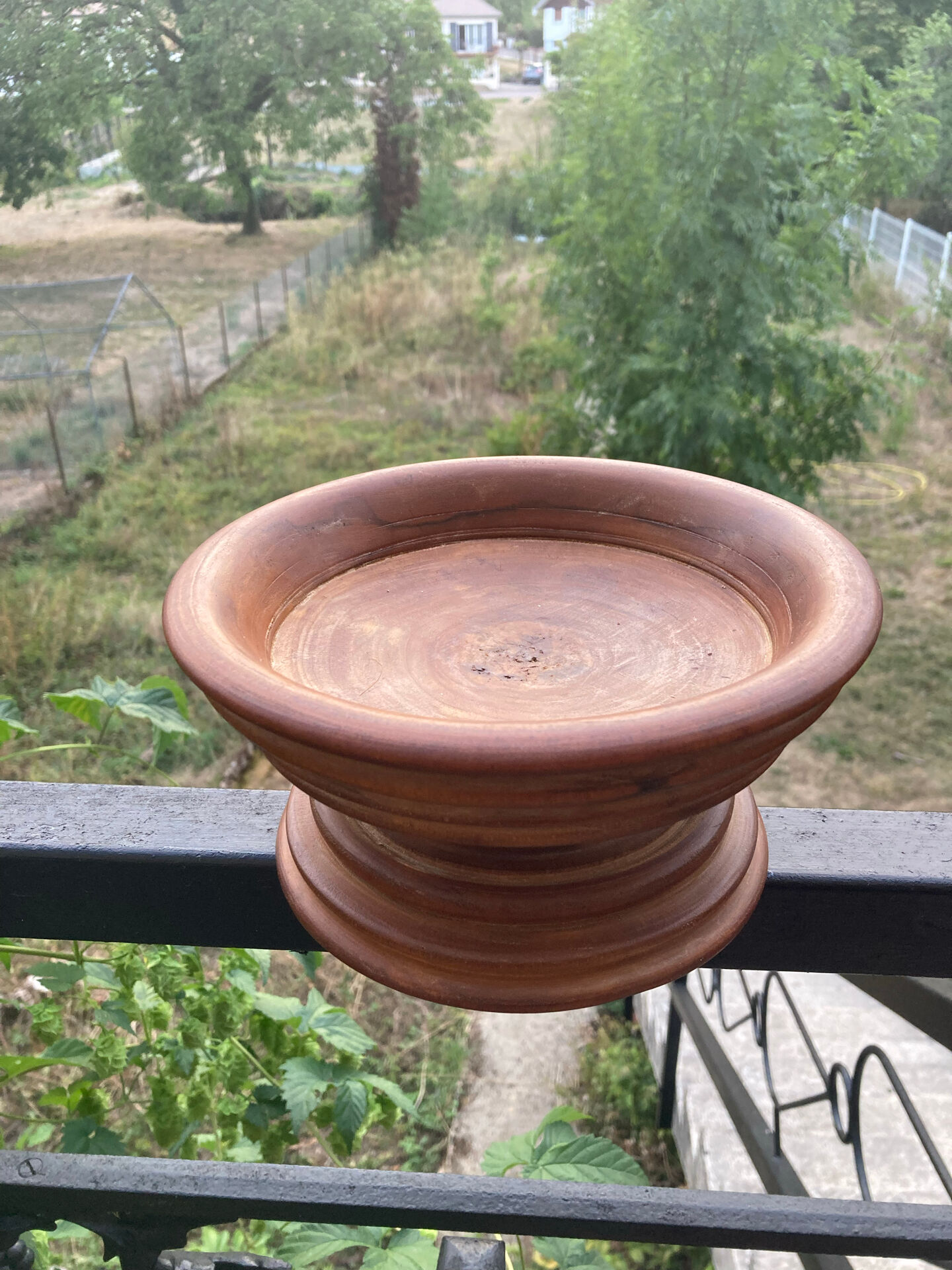 Turned wooden bowl craftsmanship from Haute-Marne.