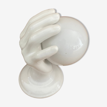 Applique ou lampe en forme de main en céramique et globe opaline