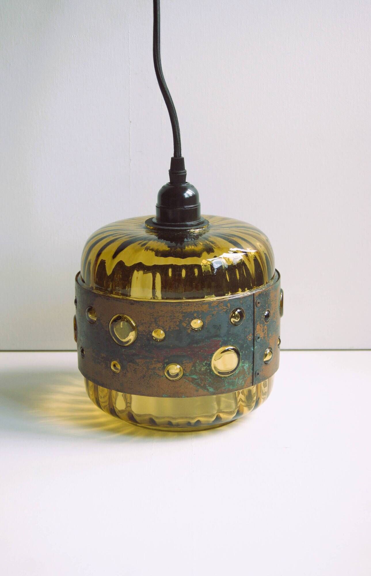 Mid-century brutalist ceiling lamp in green colored glass and copper. Design by Nanny Still - 1960s.