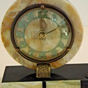 Horloge art déco marbre onyx & brass avec une gazelle spelter bronzée