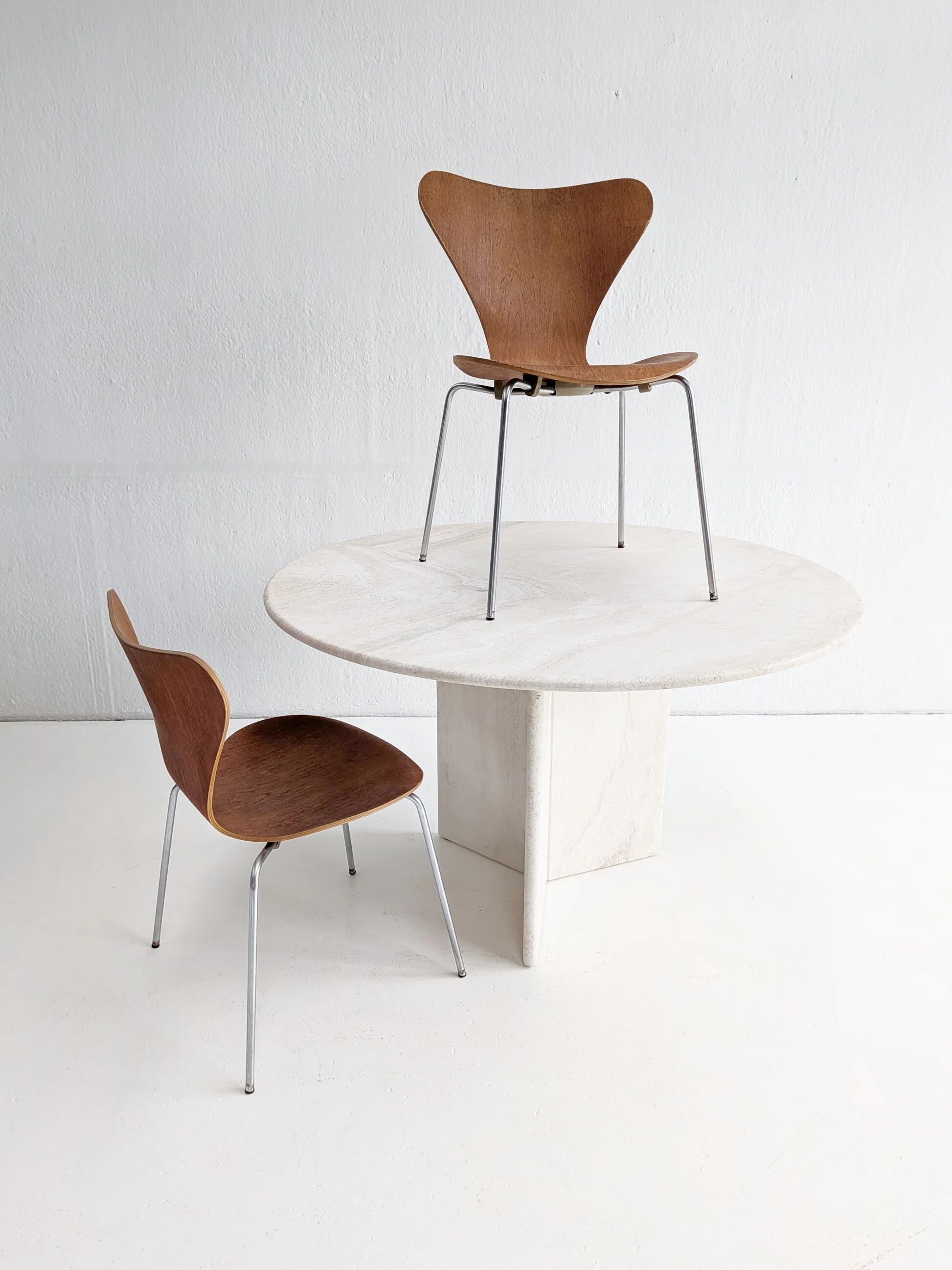 Round dining table in travertine from the 1980s.