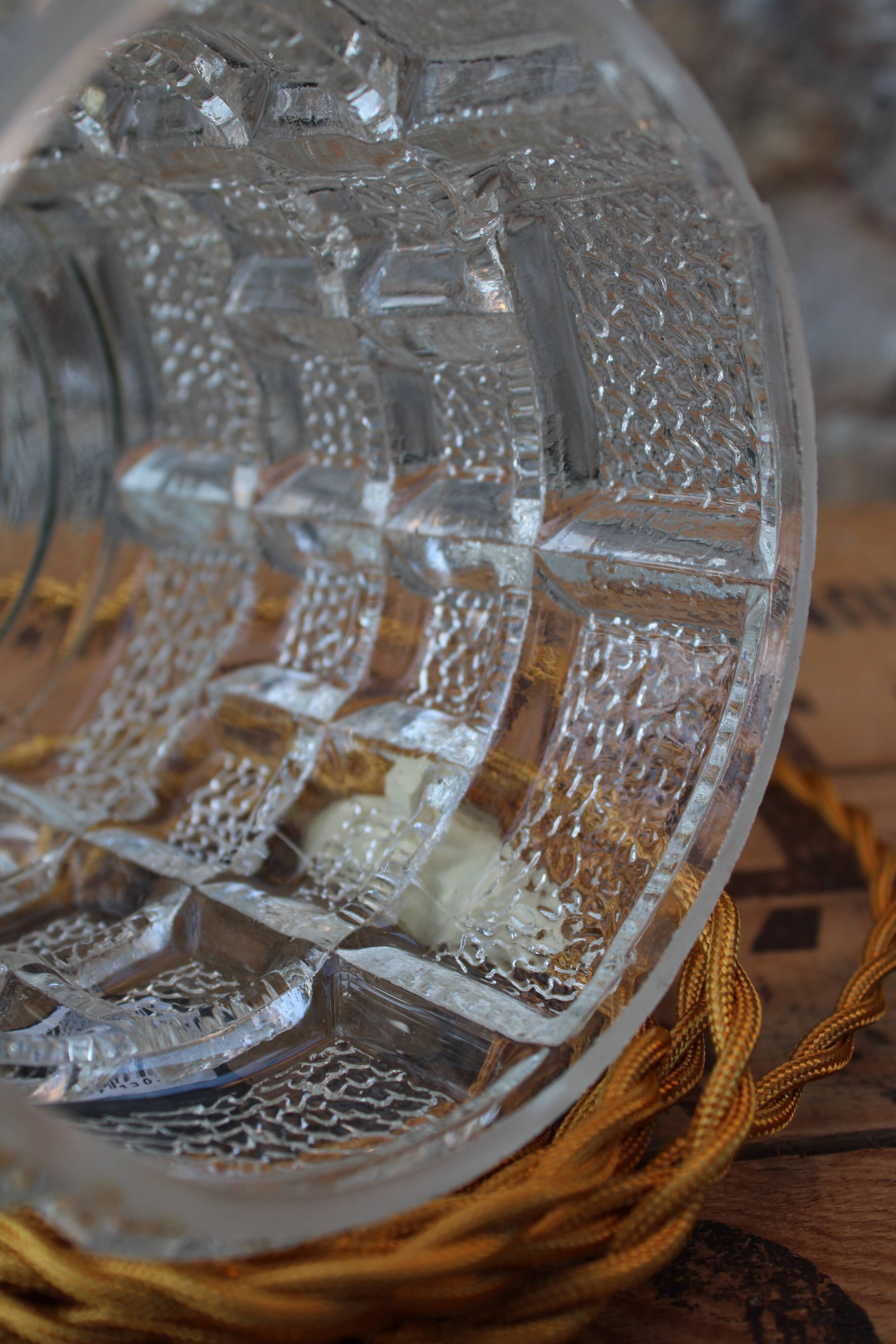 Moulded glass walk-in lamp