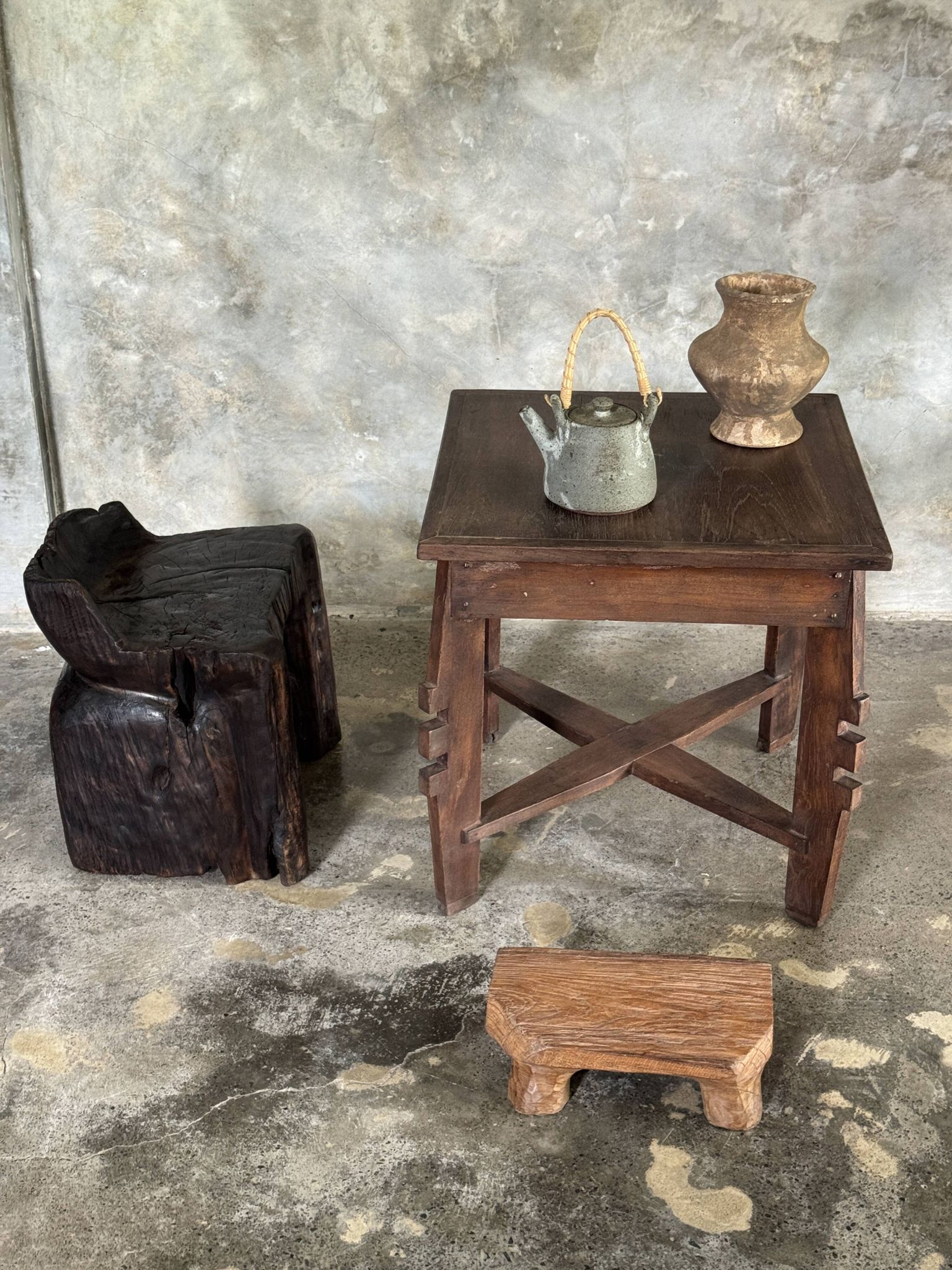 Coffee table, petite table basse indonésienne ancienne moderniste en teck