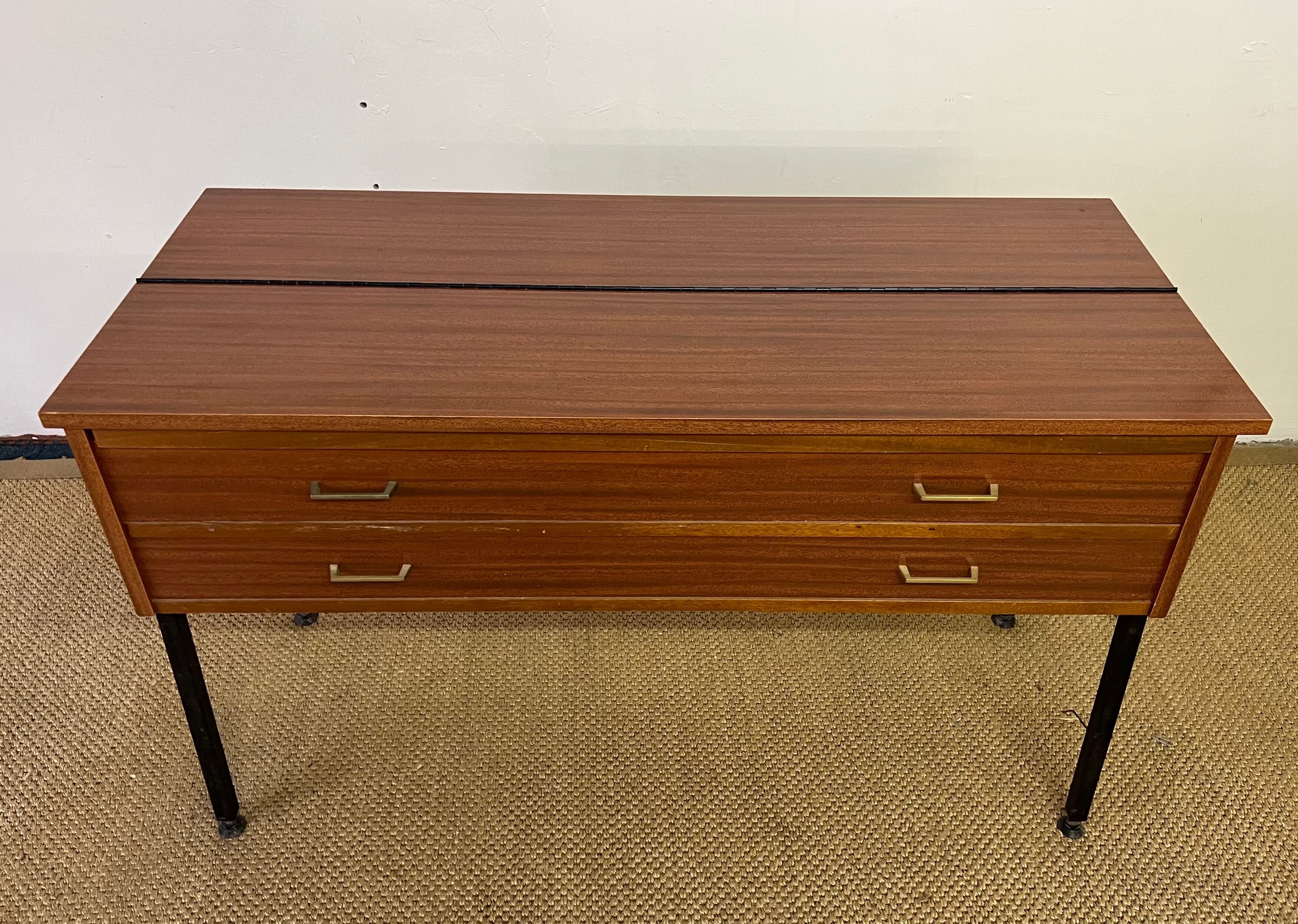 Vintage console old knitter