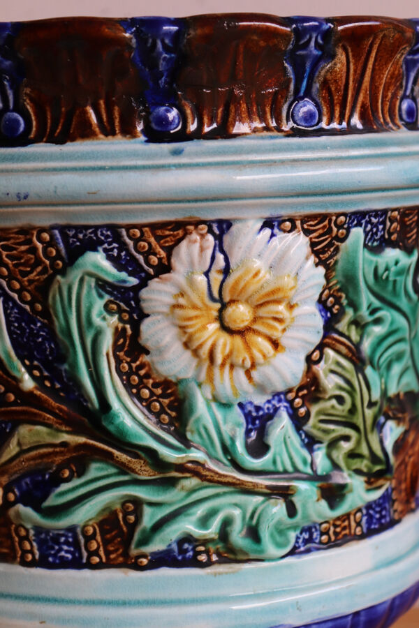 Cache-pot ancien en barbotine à décor de lions