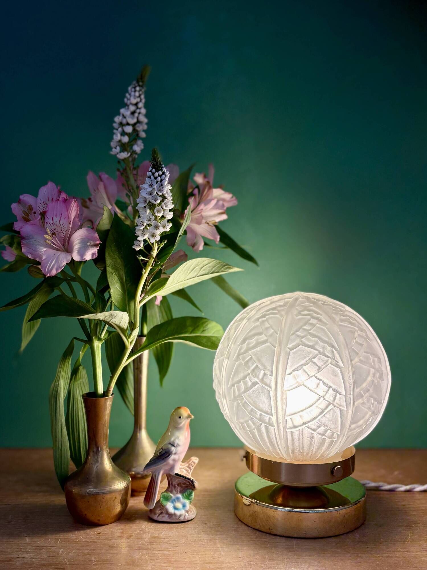 Lampe à poser globe vintage art déco en verre dépoli