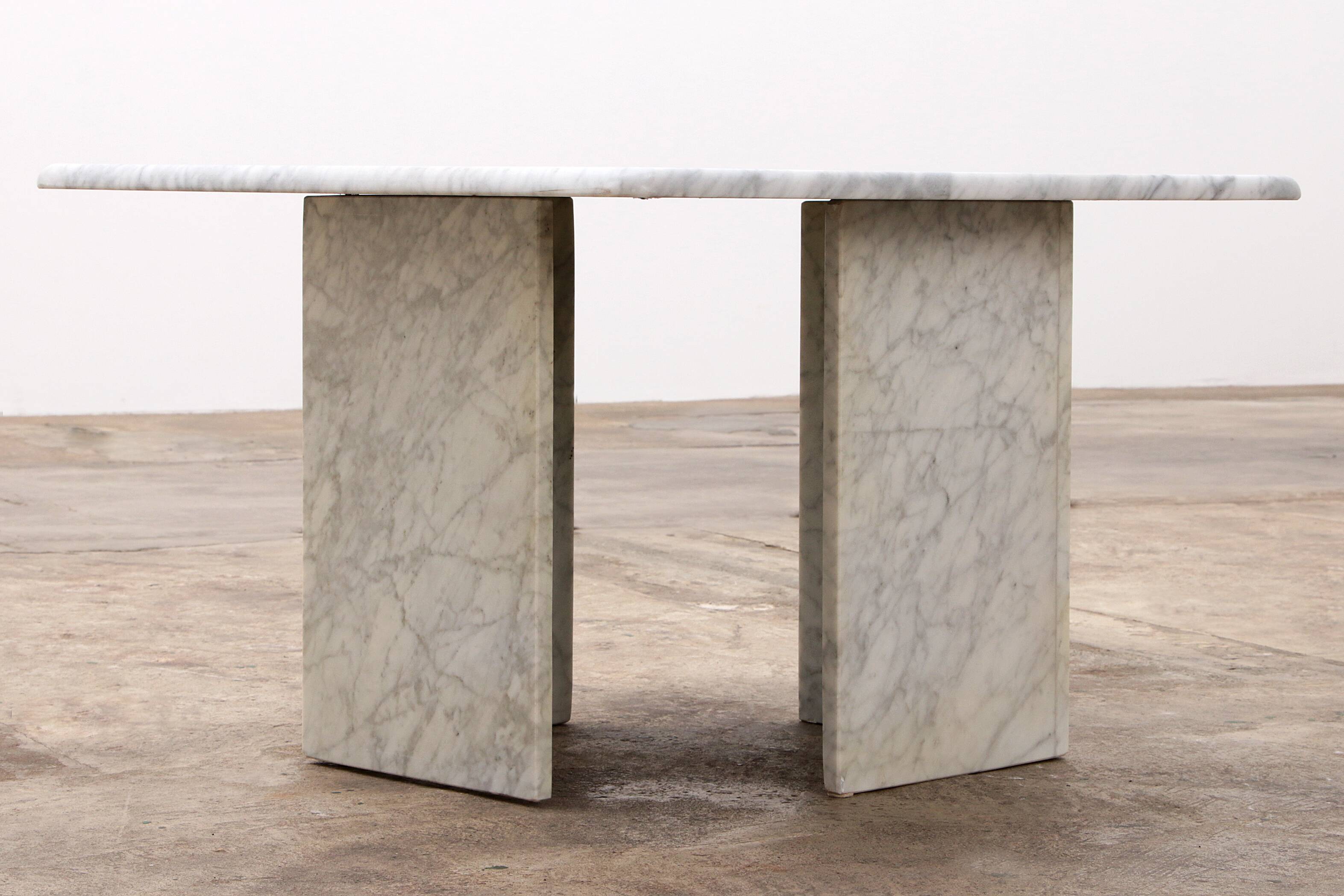 Italian Marble coffee table, timeless design from the 1970s