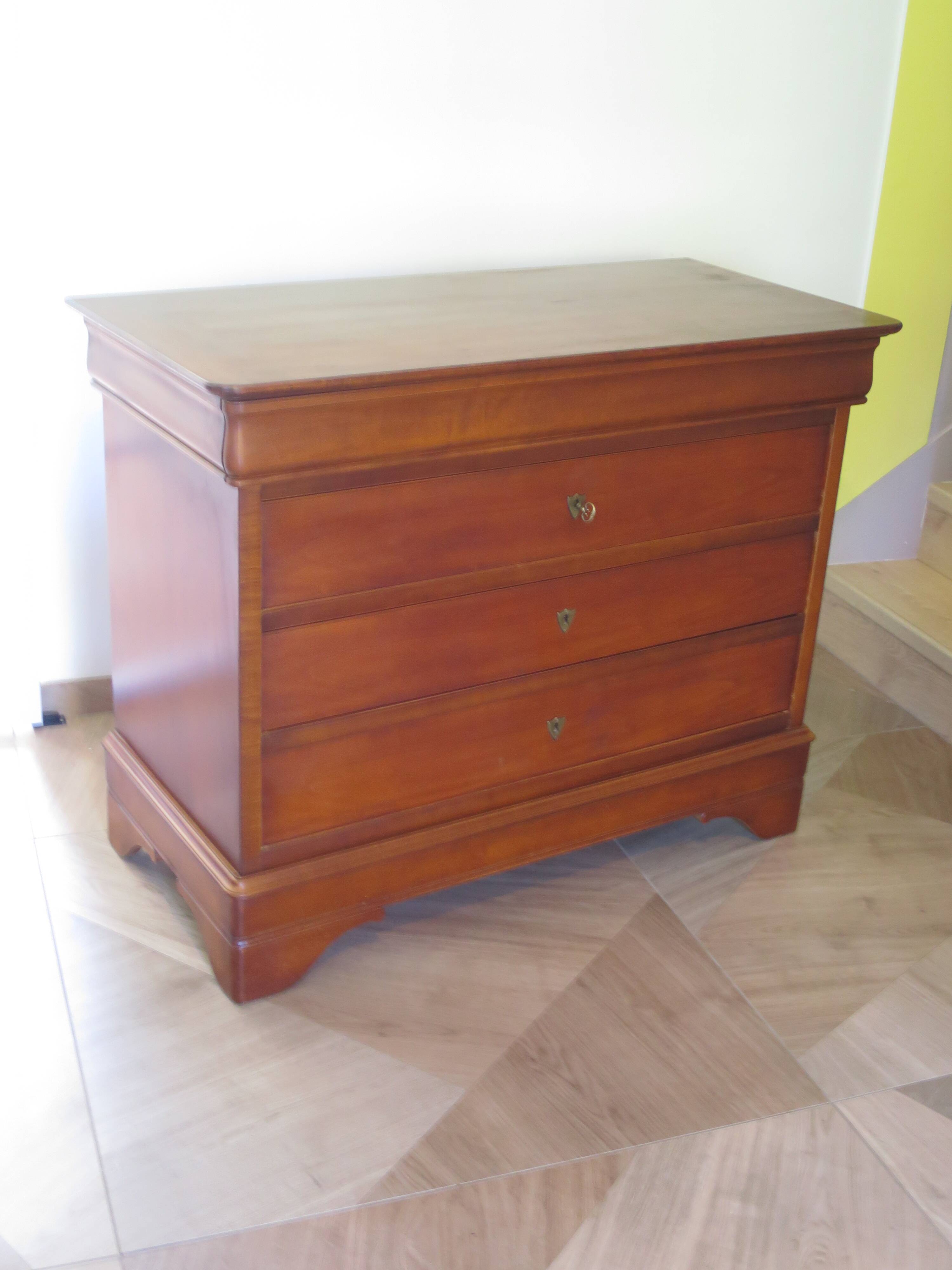 Beautiful Louis Philippe chest of drawers with 4 drawers - 3 locks - in cherry wood - 1980s