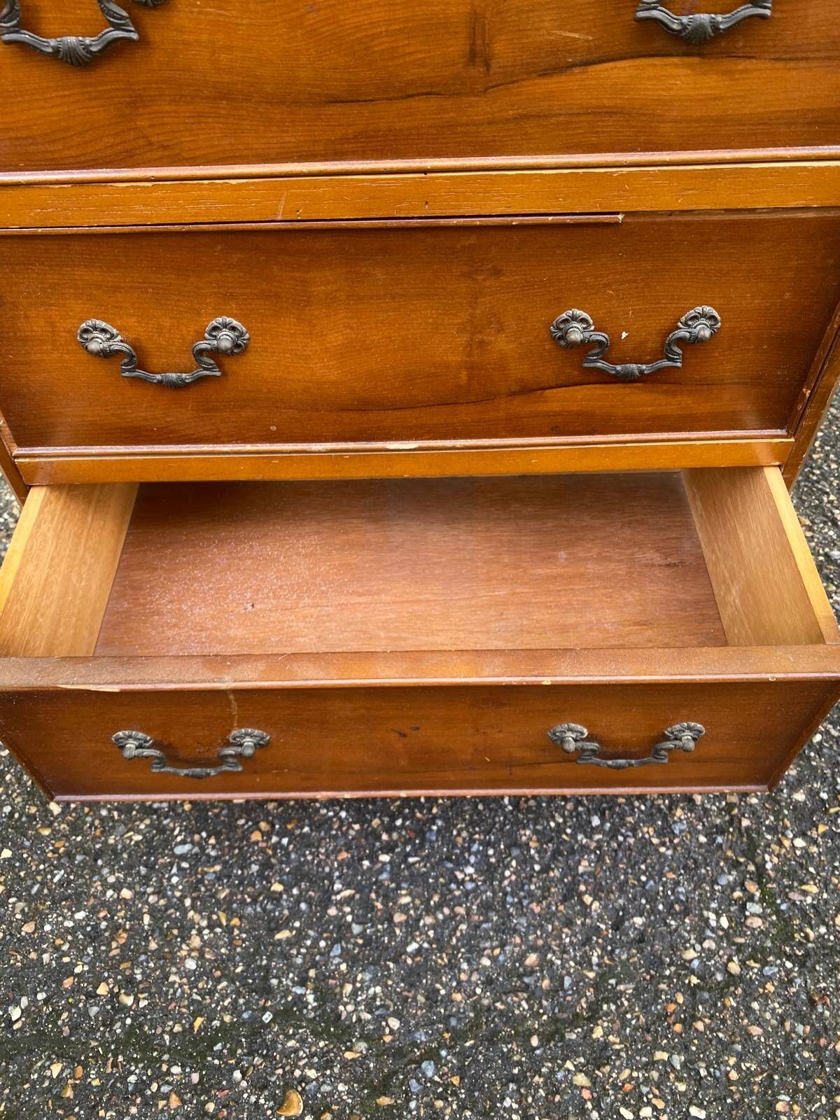 2 English wooden chests of drawers with 4 drawers