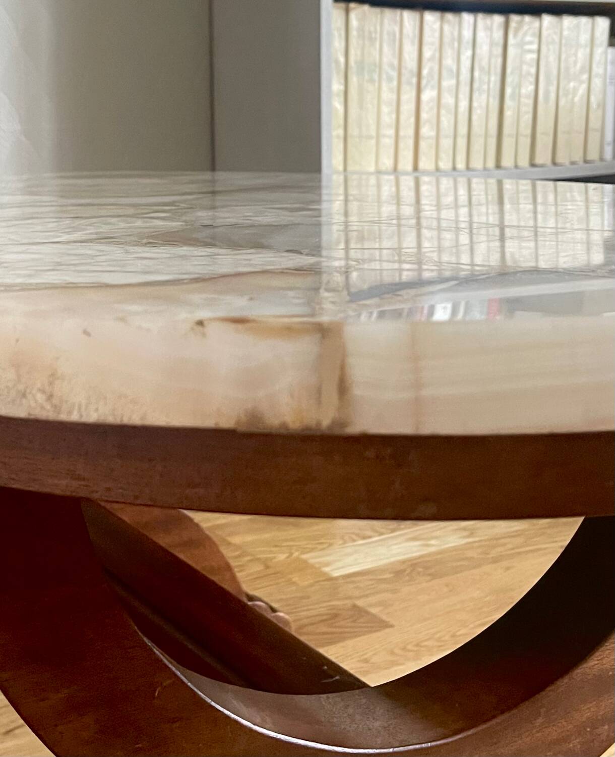 Coffee table in wood, marble and onyx.