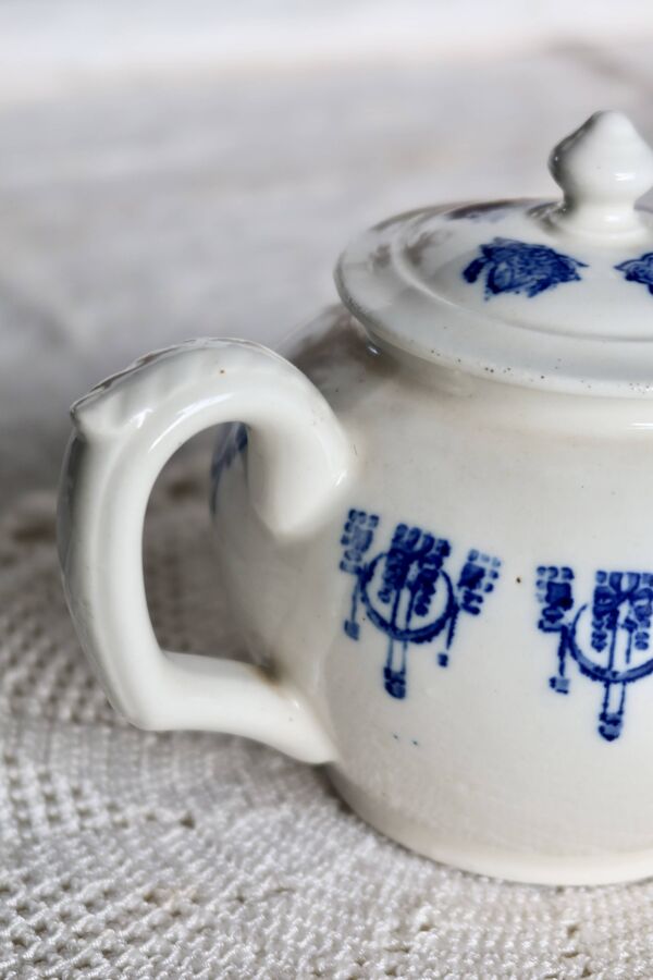 Théière ancienne Saint-Uze terre d'acier motif bleu cobalt