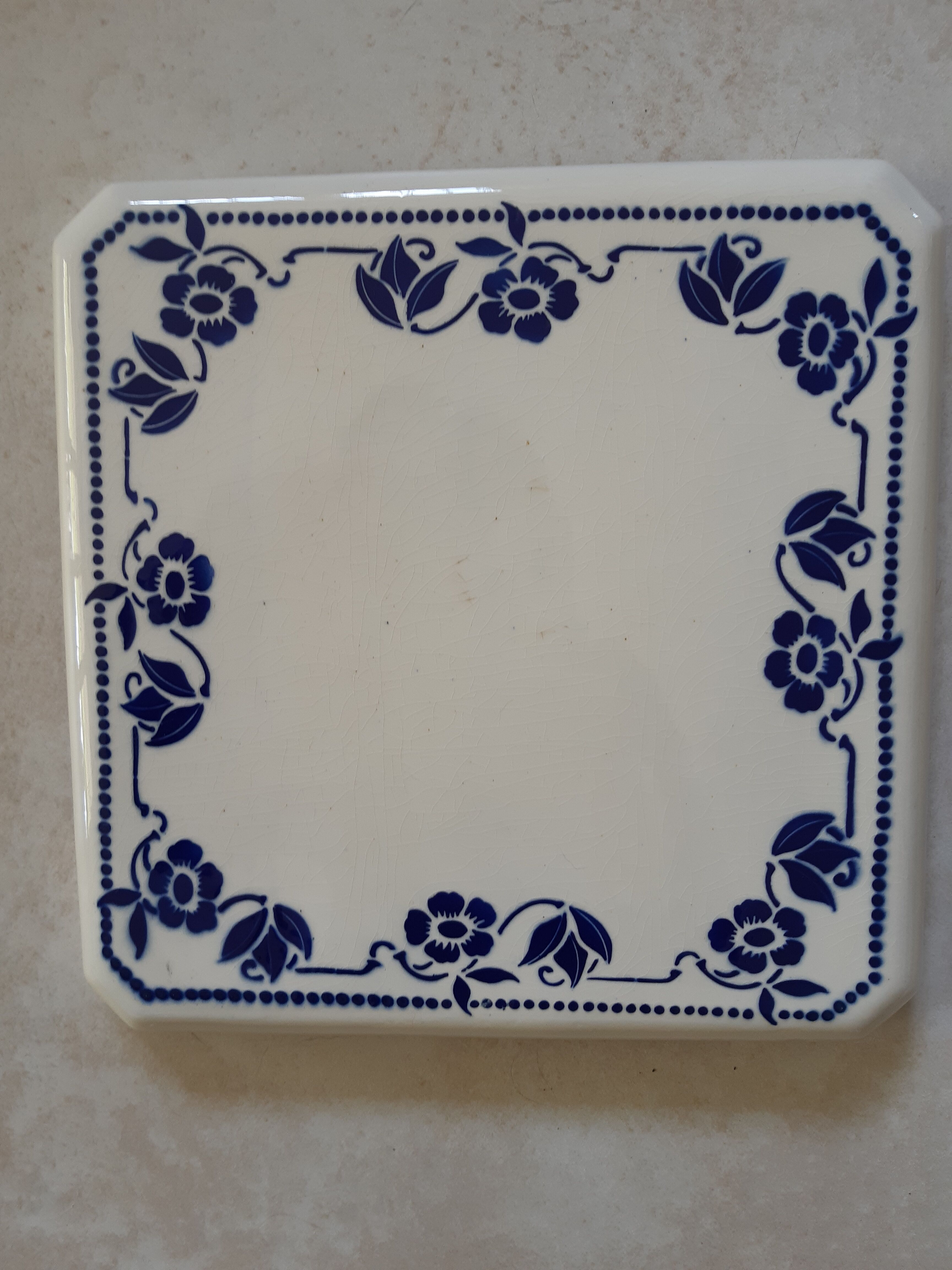 Under the plate of earthenware