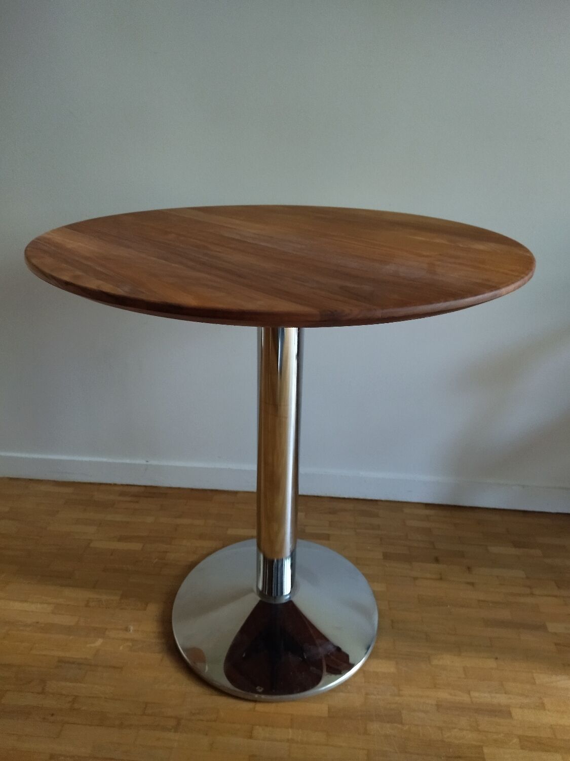 Bistro table, central leg