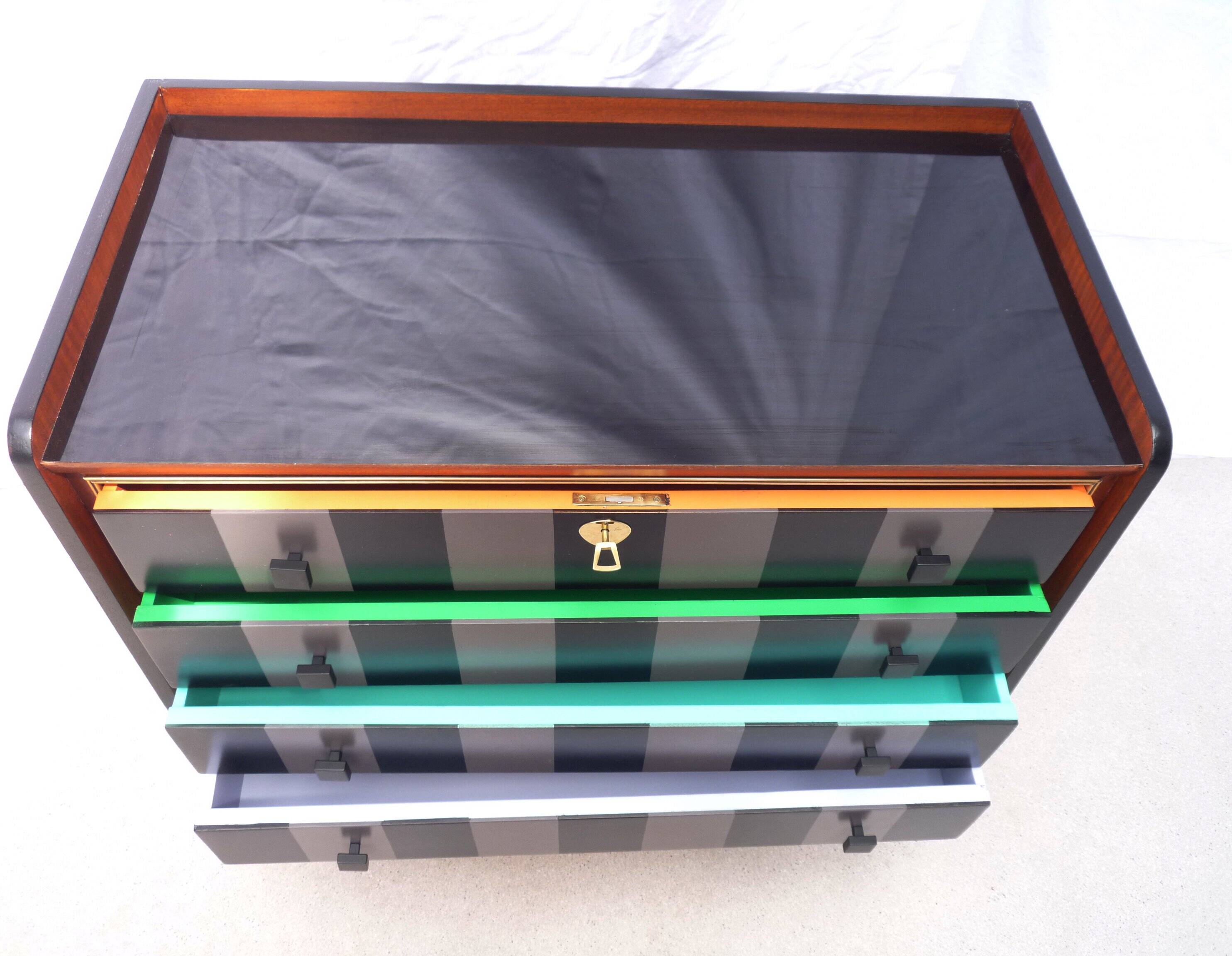 Vintage 4-drawer chest of drawers