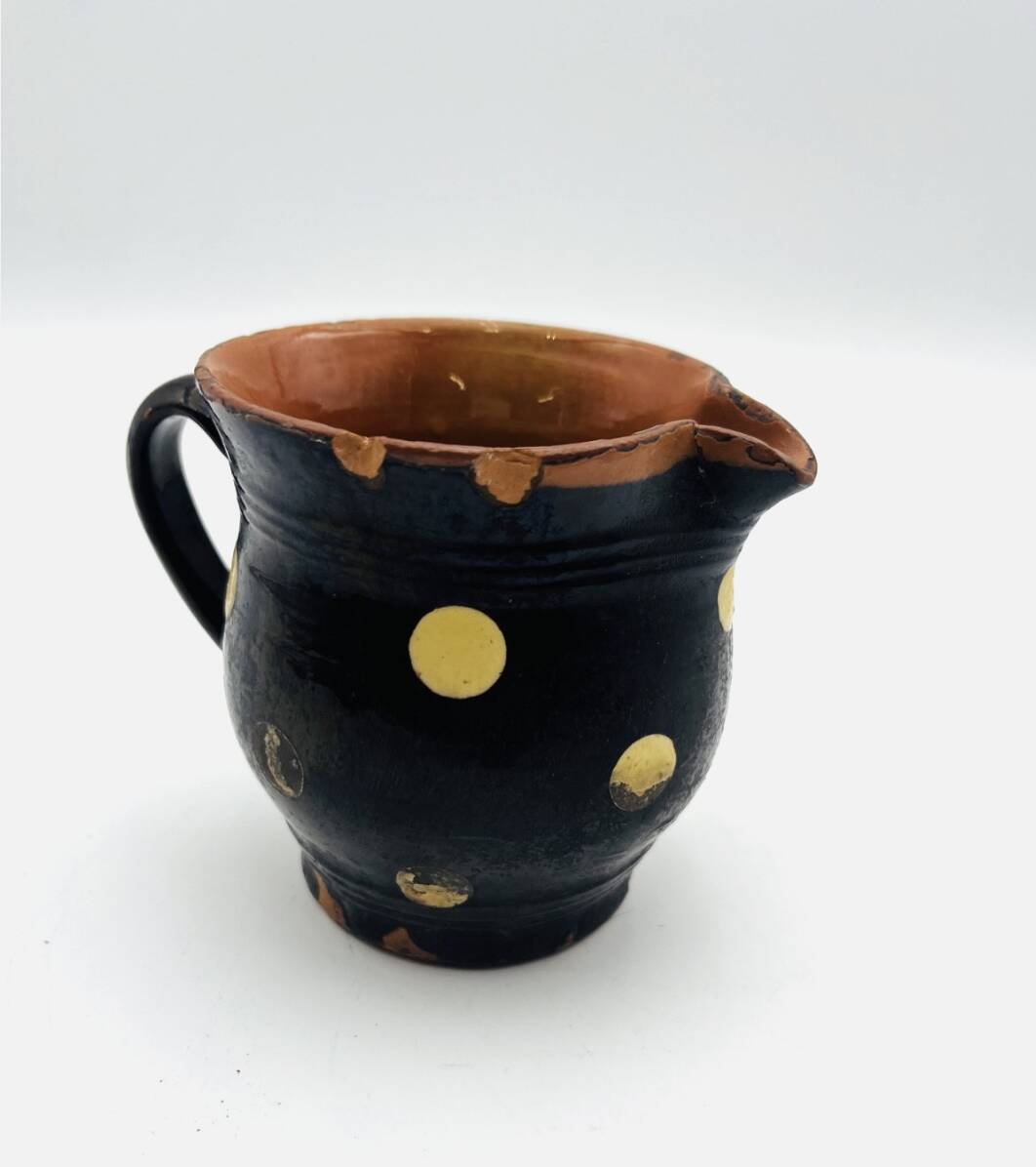 Petit pichet savoyard en terre cuite vernissée noir à pois - 637010