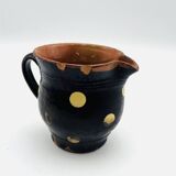 Petit pichet savoyard en terre cuite vernissée noir à pois - 637010