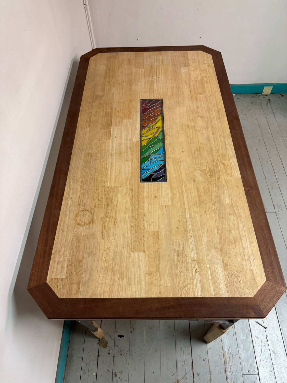 Bureau, table en bois, fer forgé et vitraux