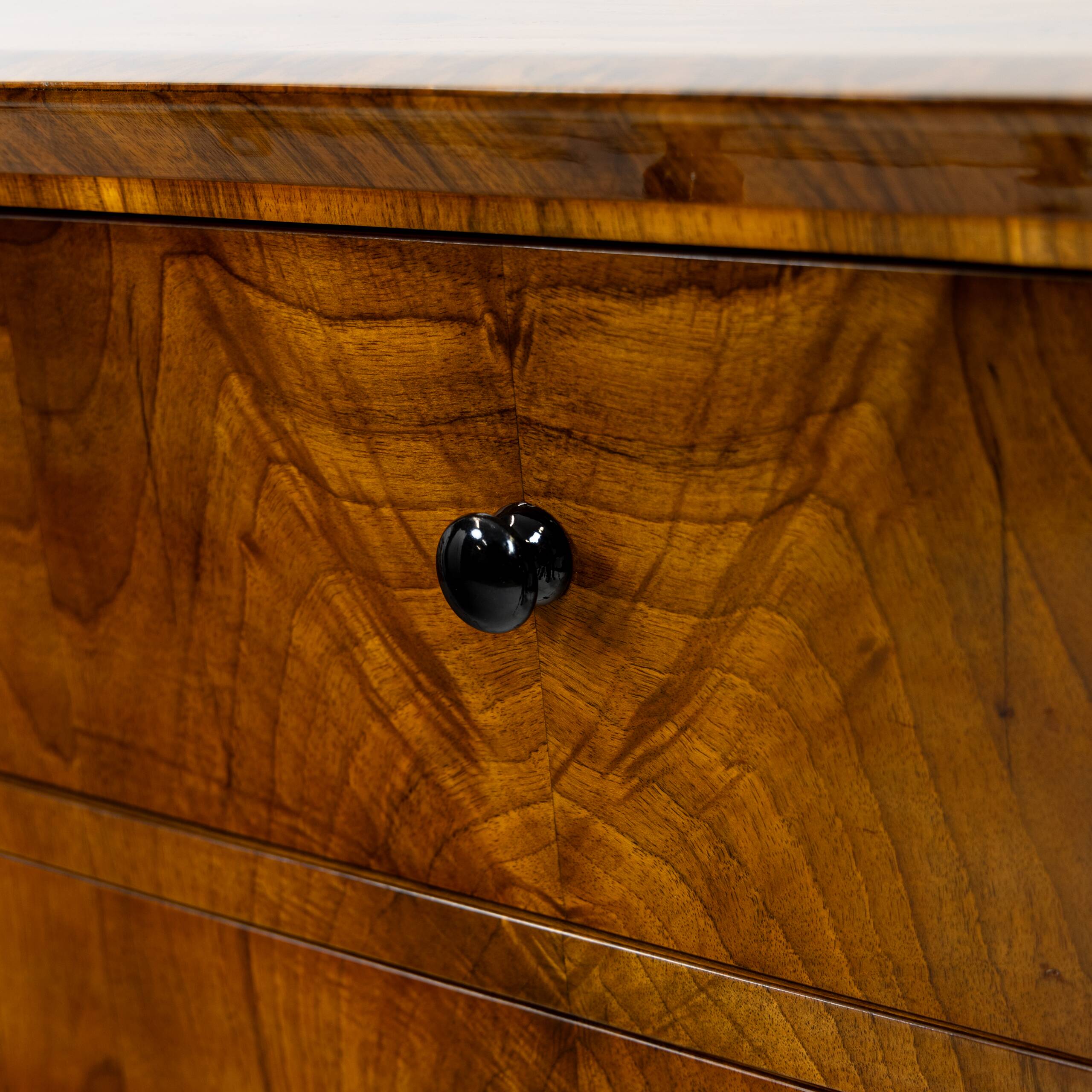 Grande commode Biedermeier en placage de noyer 1820-1840