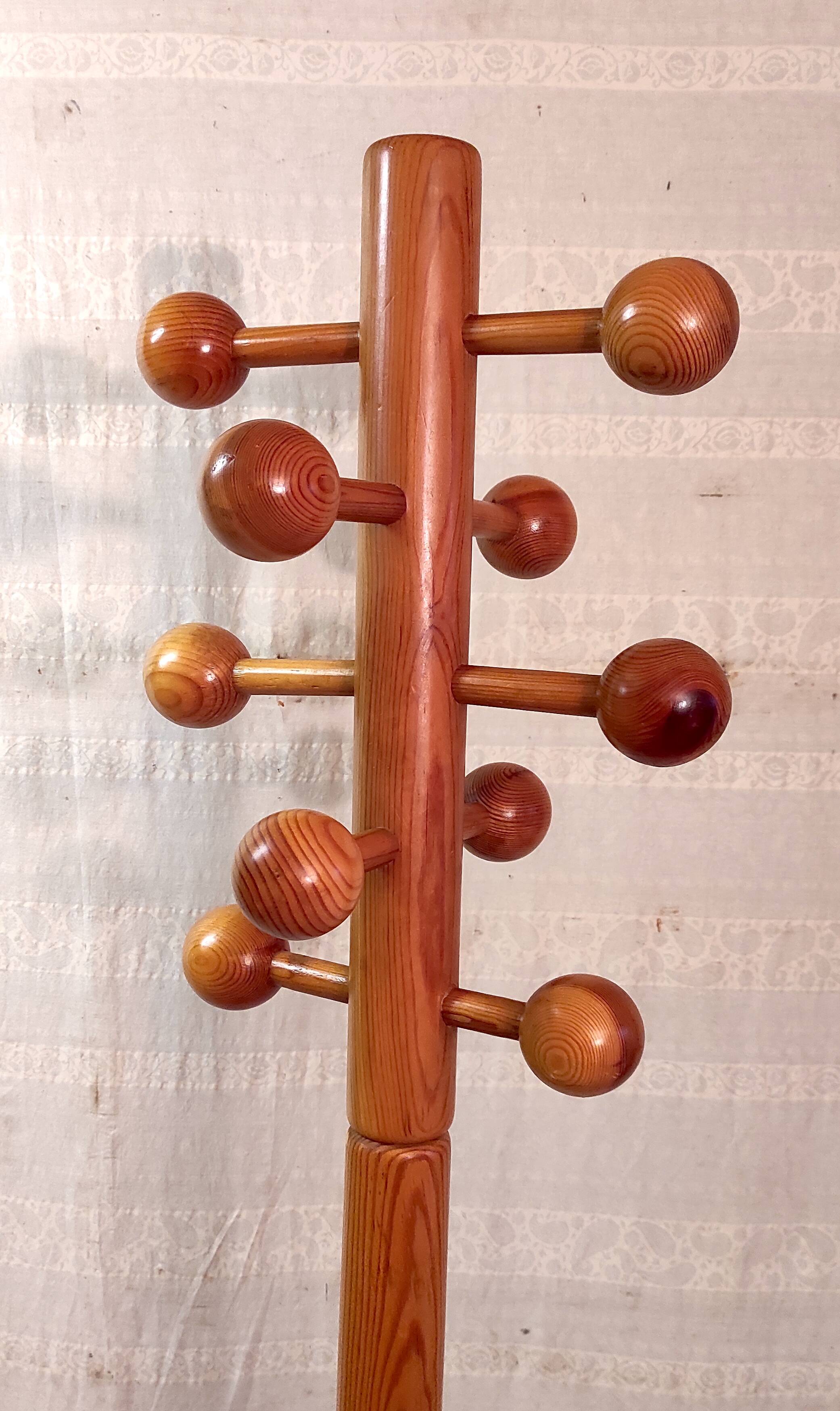 Modernist coat rack in solid wood - mid 20th century.