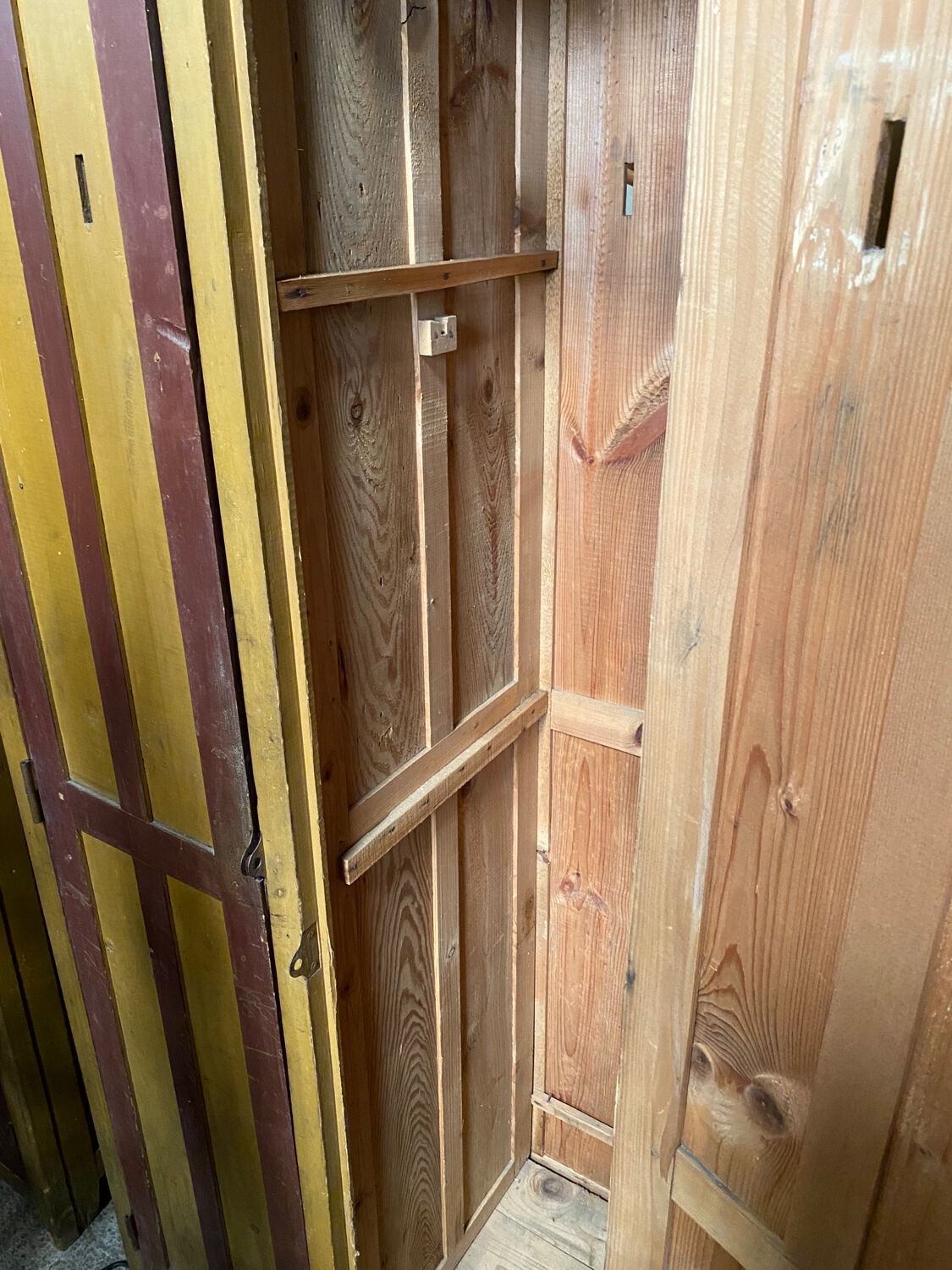 Paire de vestiaire d’usine bois