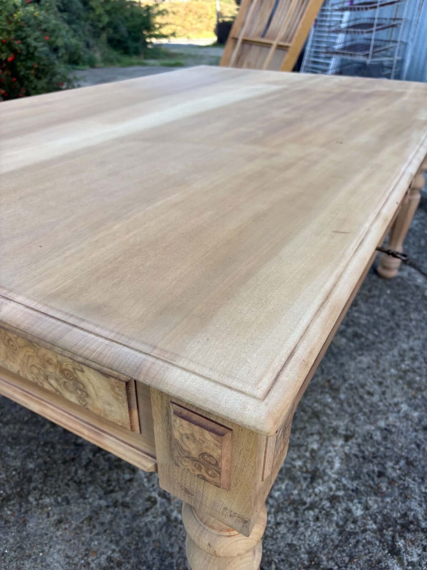 Grand bureau ancien en bois brut