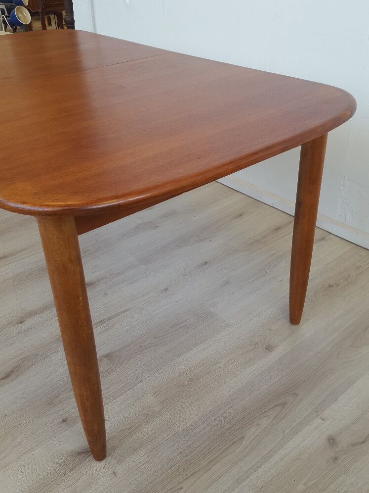 Extendable teak table